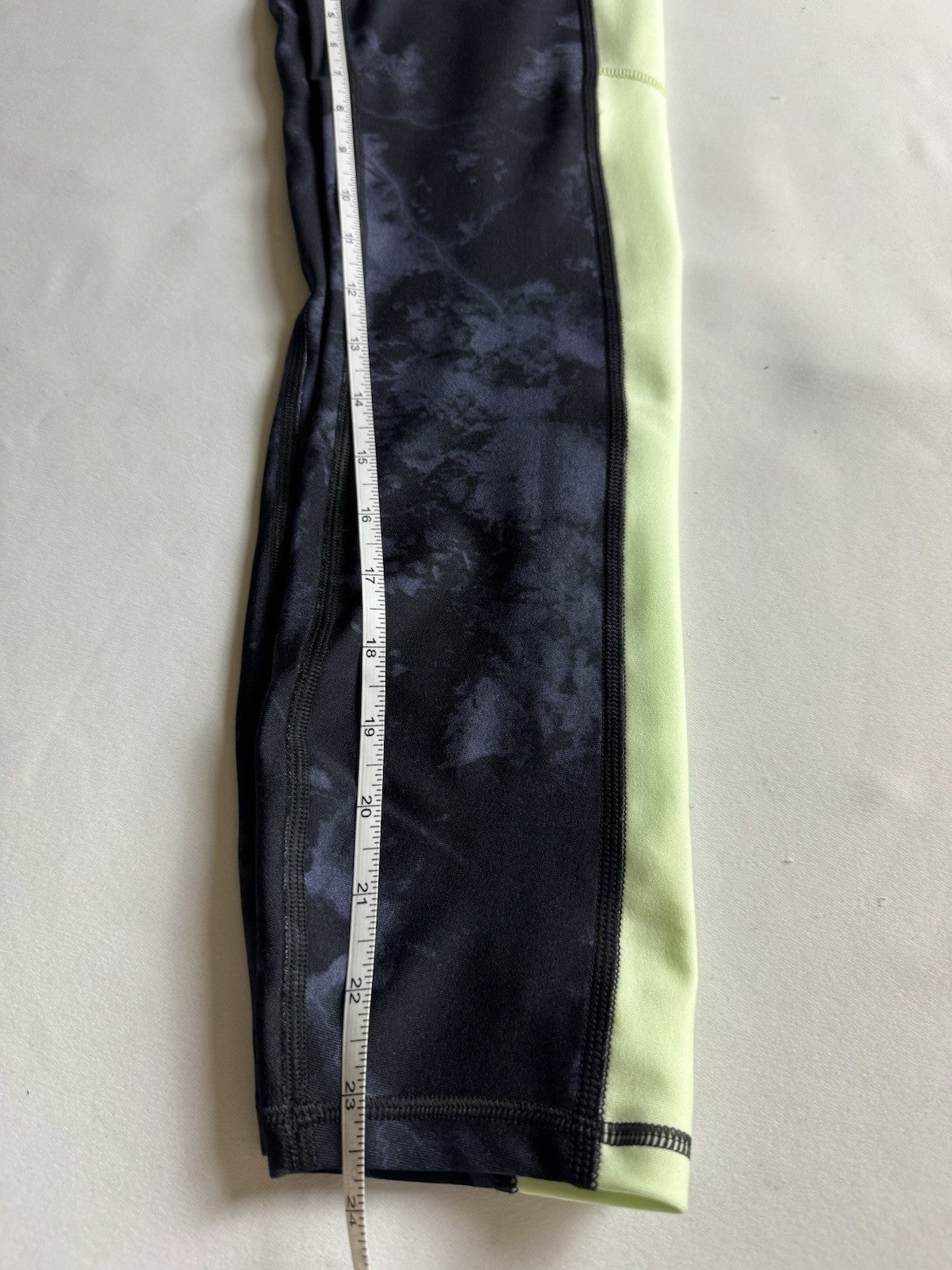 $85 Under Armour Women’s Leggings Size S   (B.163)