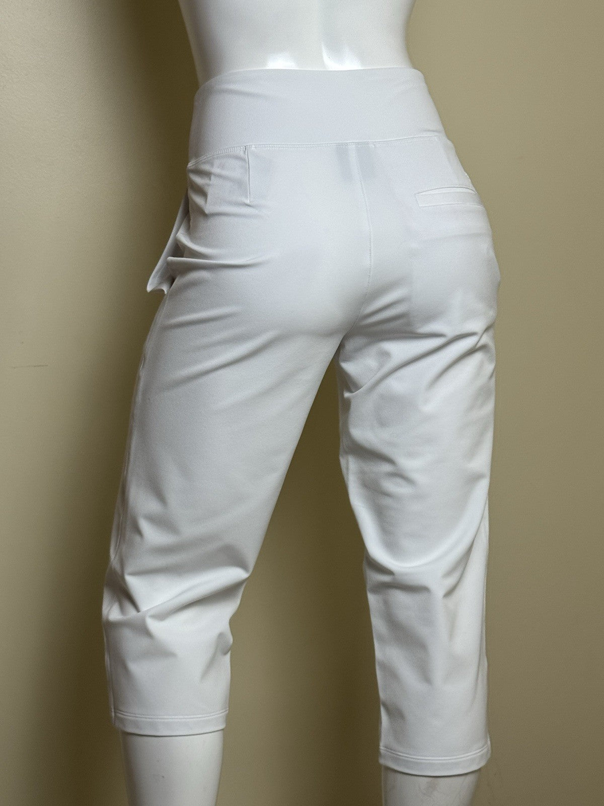 Puma Women’s Golf Capri Pants Sz S.   (B.172)