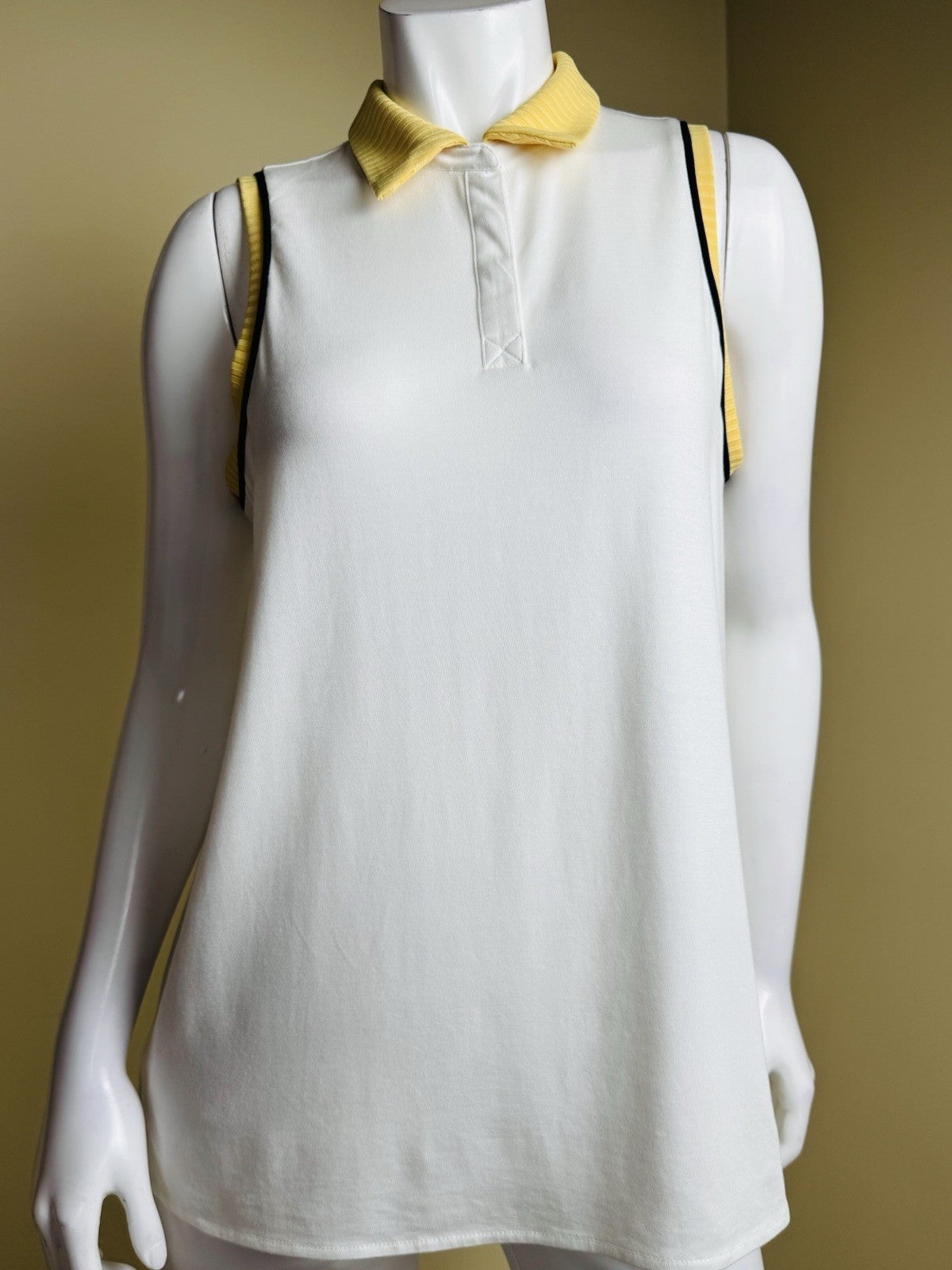 BELYN KEY Women’s Golf Shirt Sz M    (B.170)