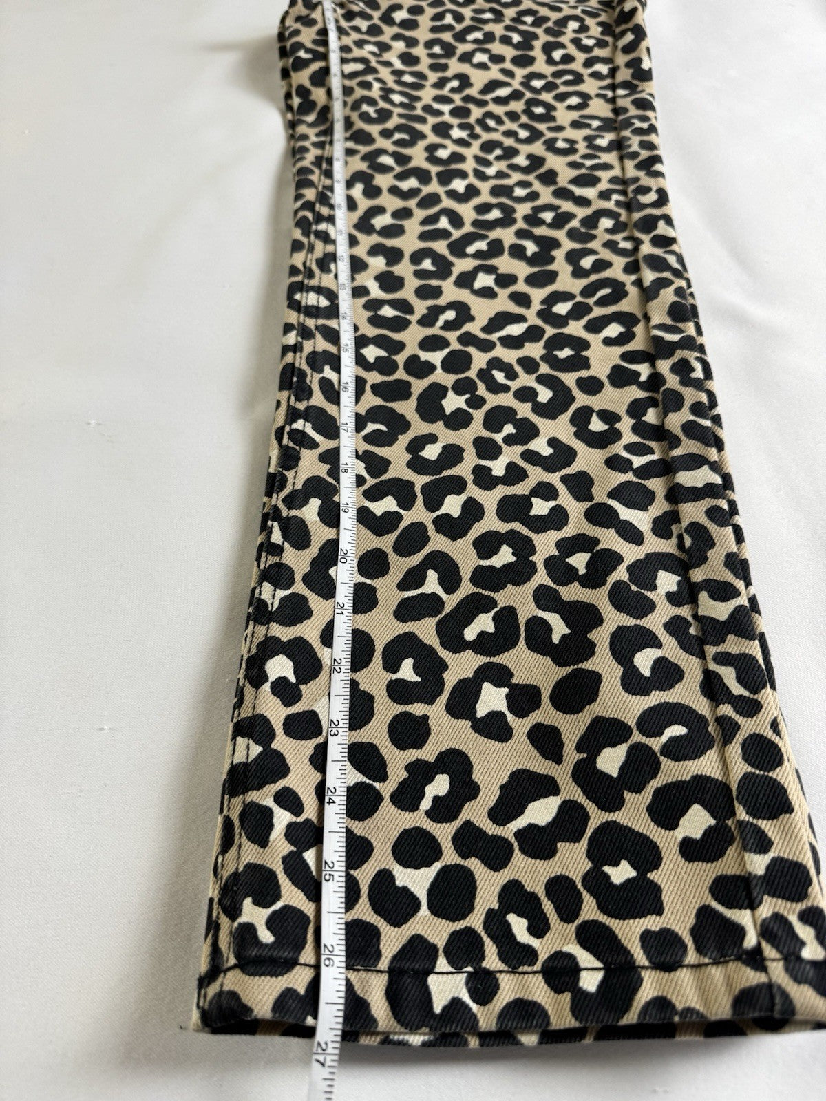 $125 Michael Kors Women’s Animal Print Jeans Sz 2.    (B.065)