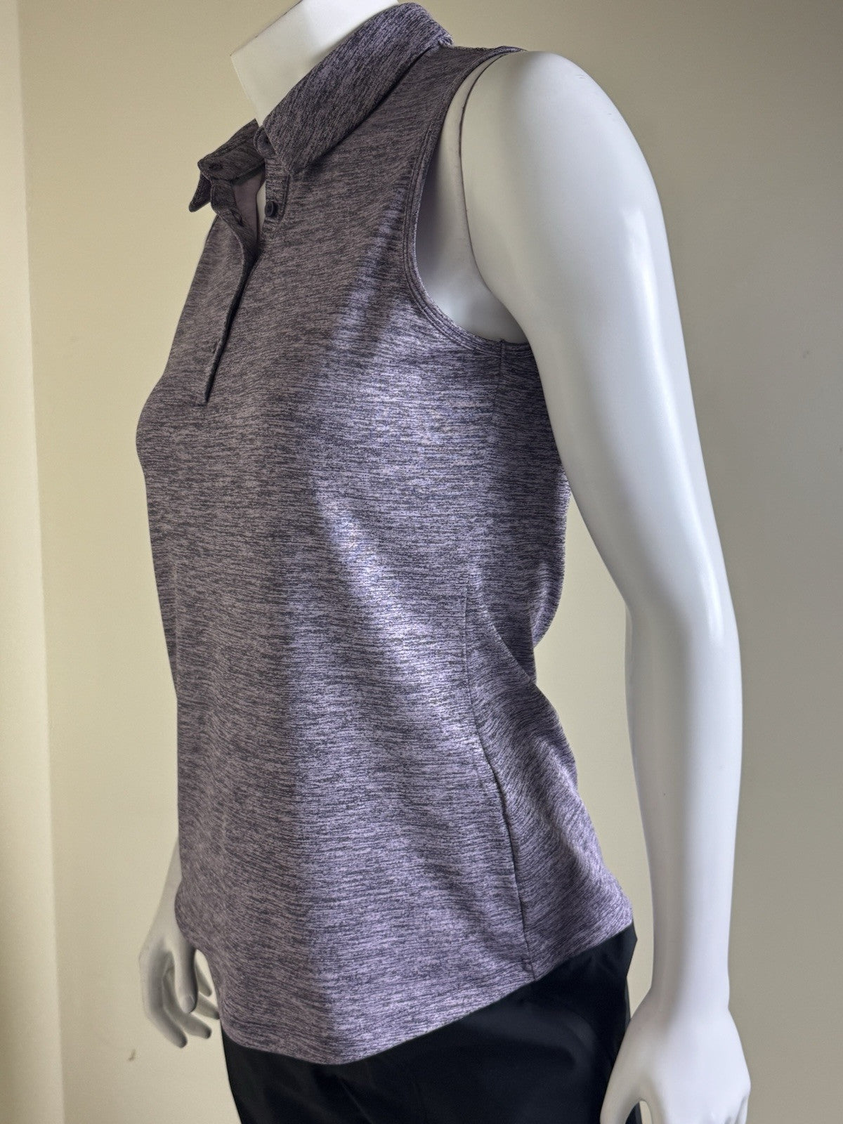 Under Armour Women's Golf Tennis Shirt Sz M.    (B.33)