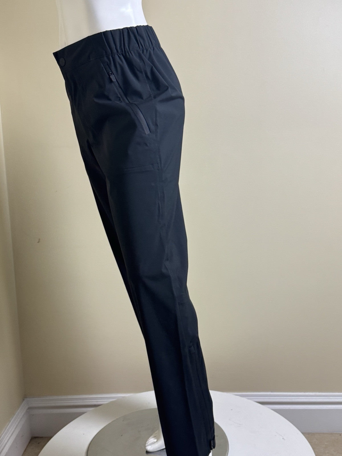 Puma Women’s Golf Pants Sz S.   (B.43)