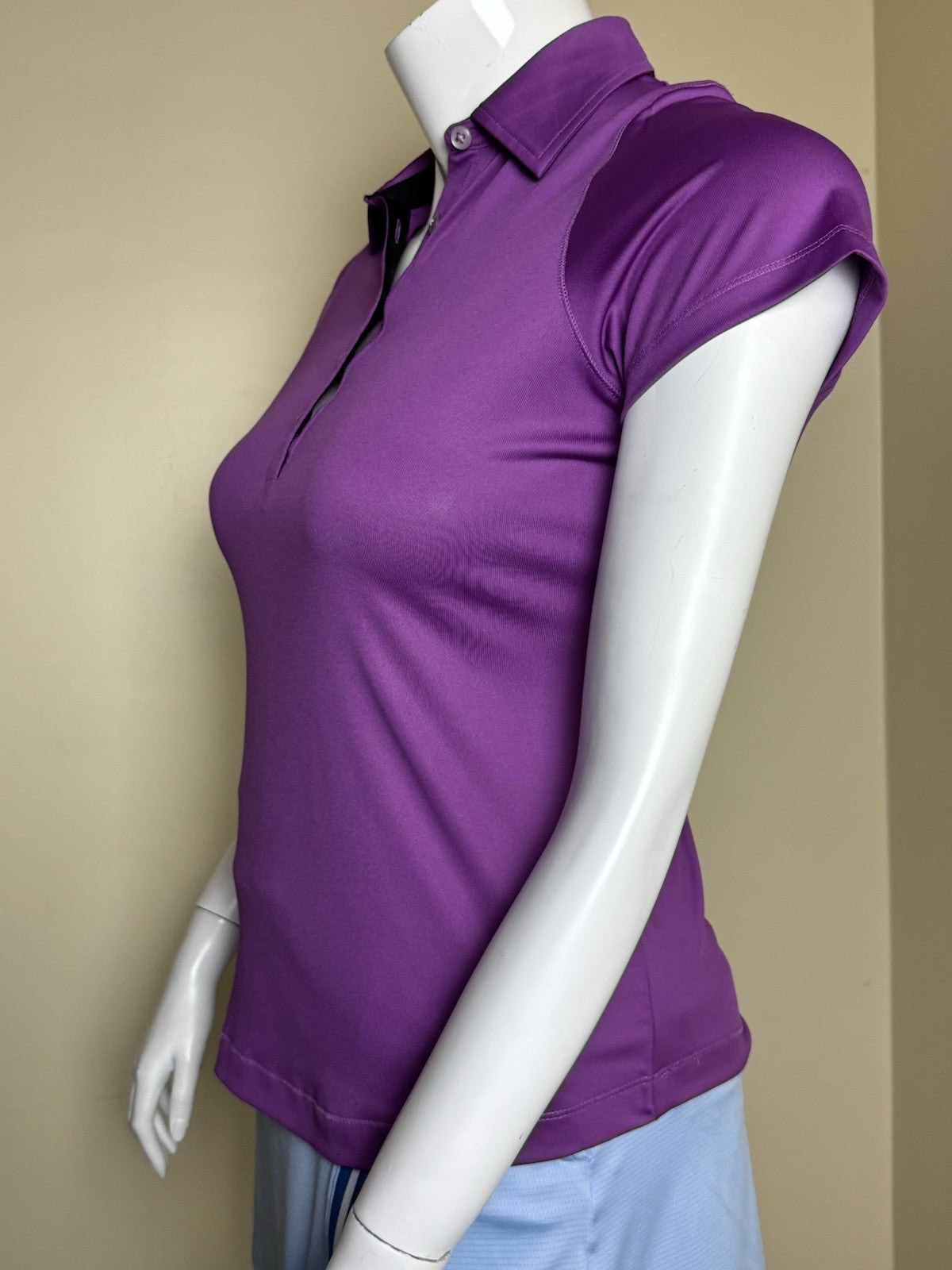Annika Cutter and Buck Women’s Short Sleeve Polo Shirt Size L.      (B.124)