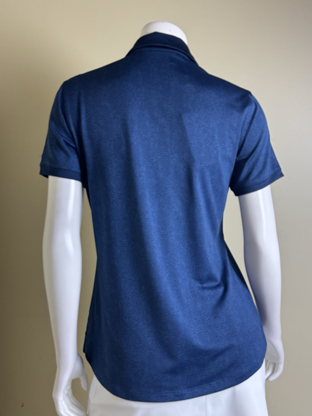 Under Armour Women's Golf Tennis Shirt Sz M.    (B.44)