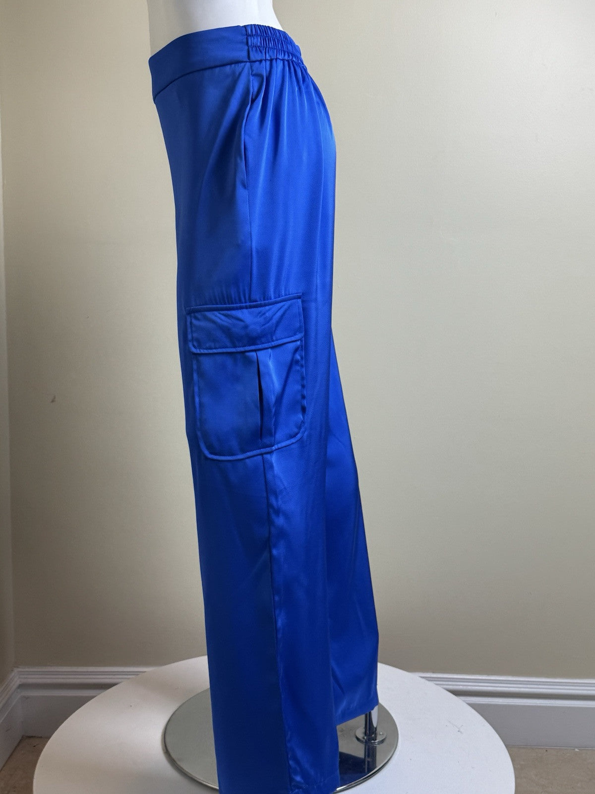 Nicole Miller Women’s Satin Blue Cargo Pants Sz 10. (B.136)
