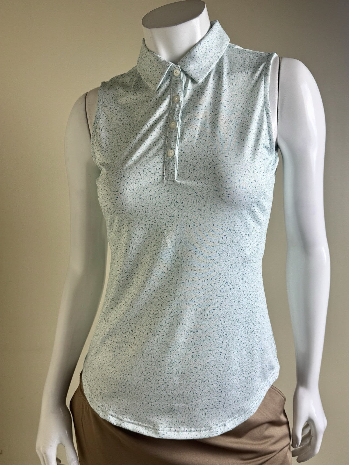 2 PUTT Women’s Golf Shirt Sz M.    (B.43)