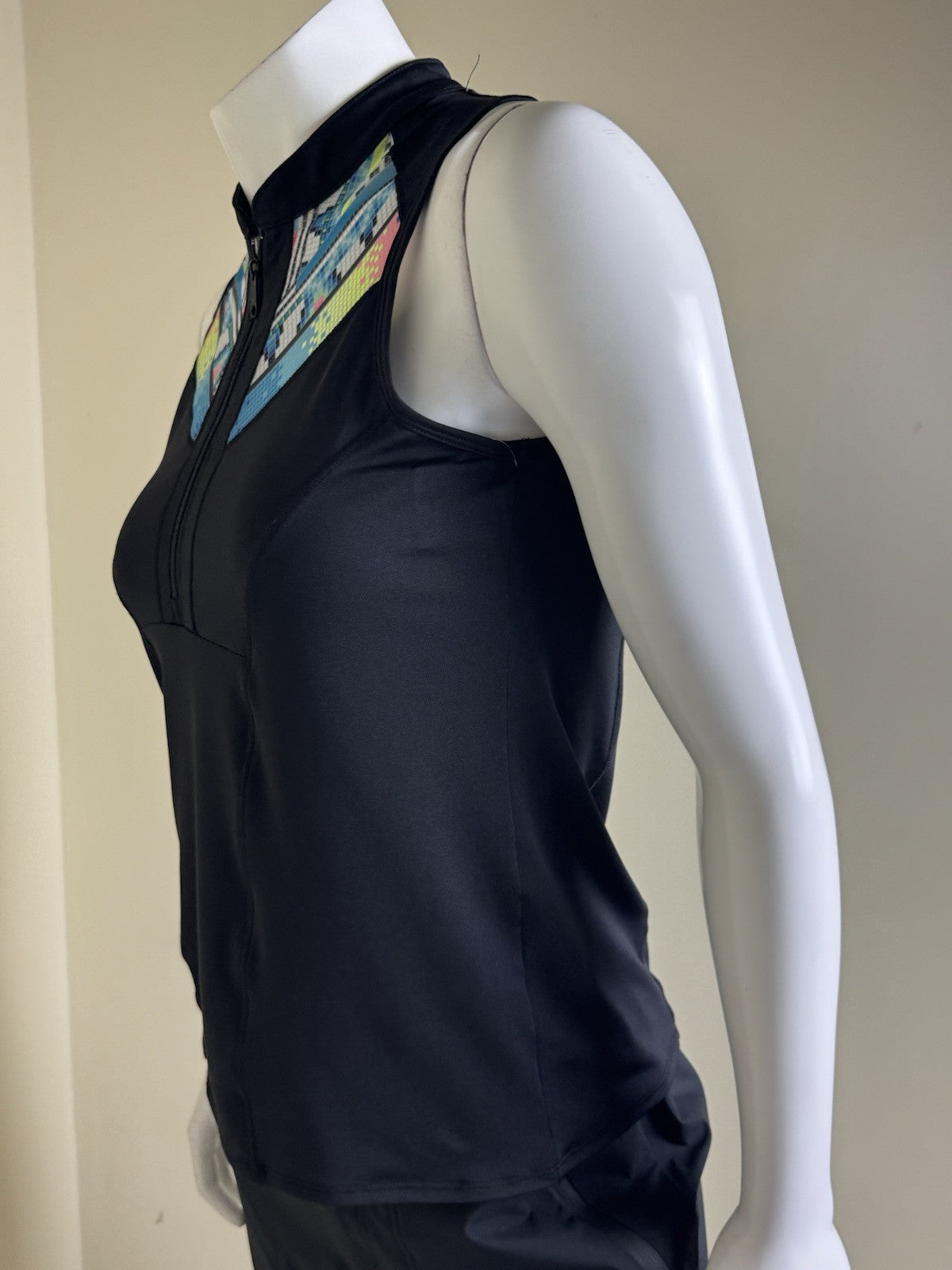 Lucky In Love Women’s Top Sleeveless Tennis Golf Shirt Sz S.     (B.33)