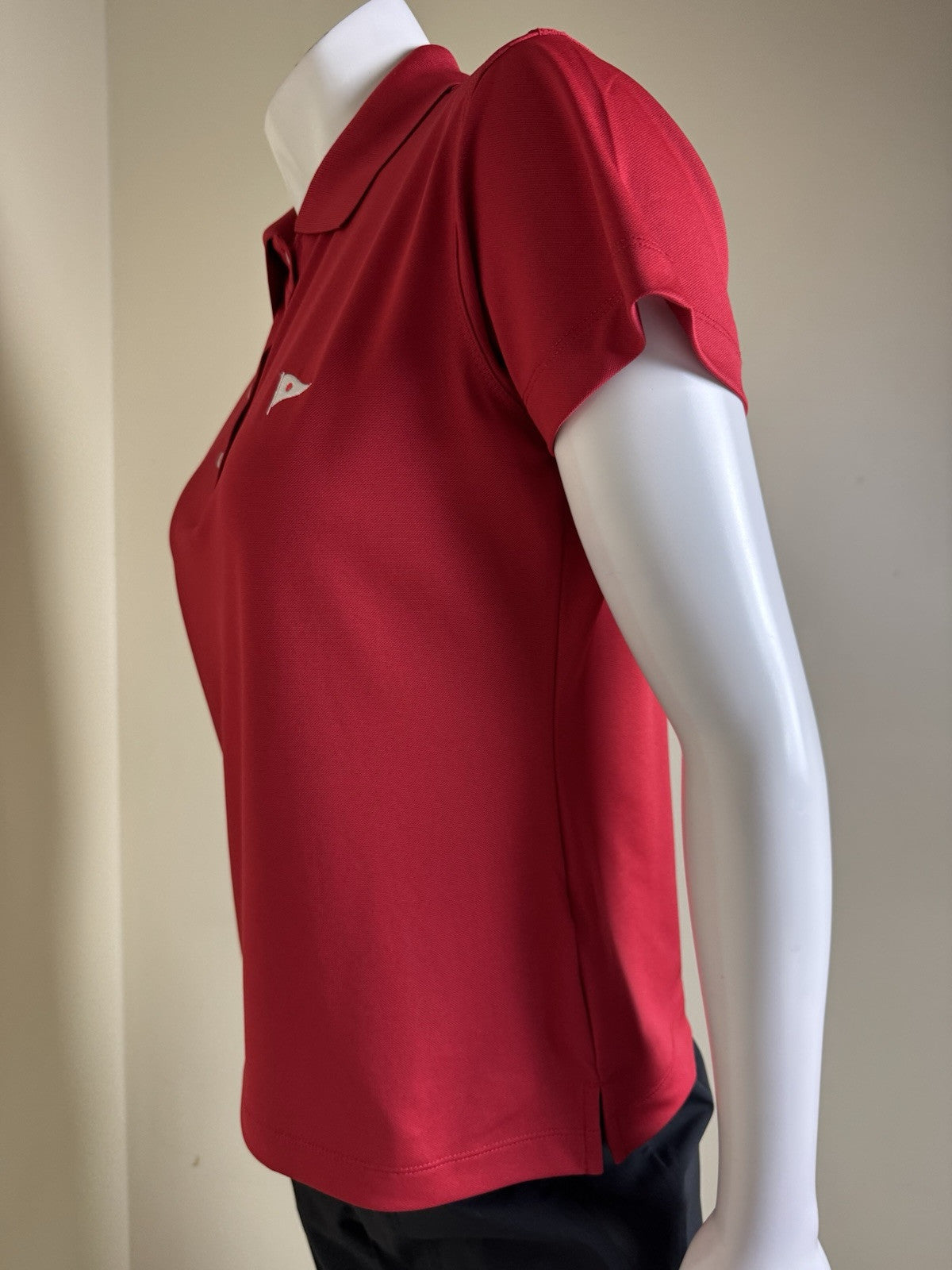 ADMIRALS COVE Women’s Golf Red shirt Sz M.  (B.39/3)
