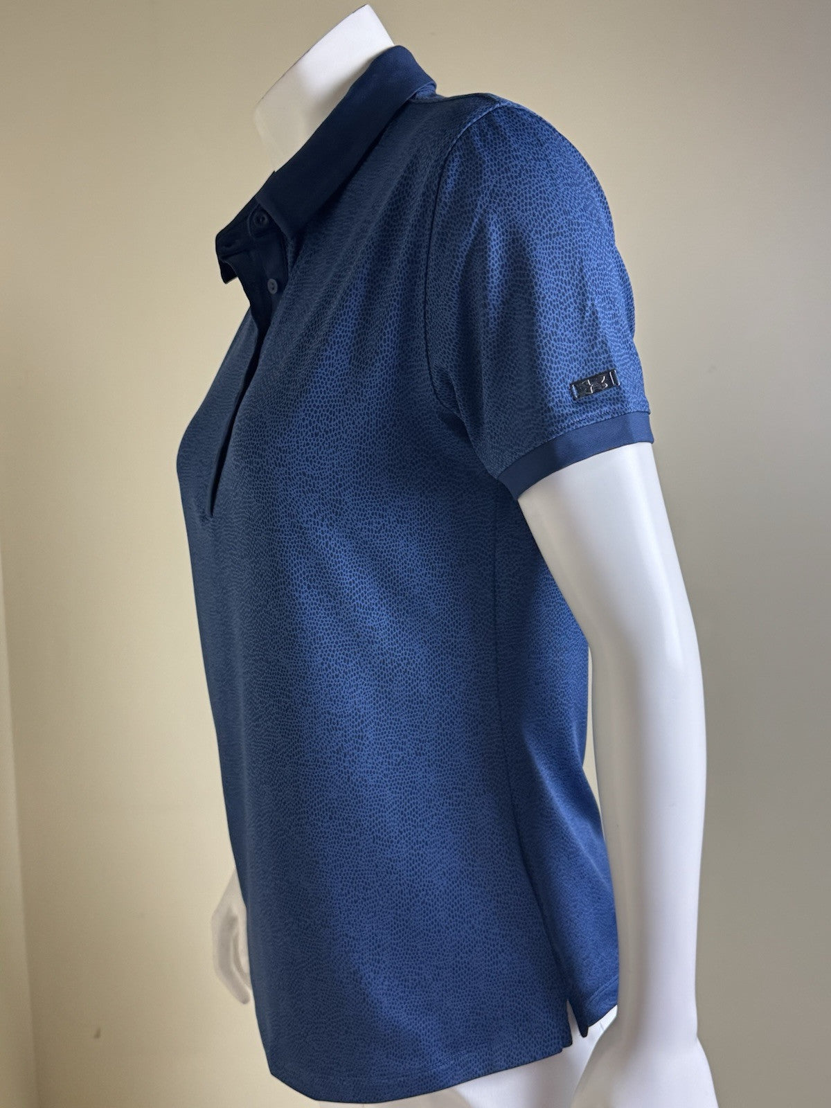 Under Armour Women's Golf Tennis Shirt Sz M.    (B.44)