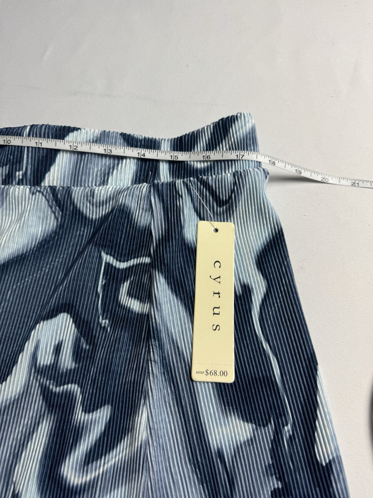 $68 Cyrus Women’s Blue Pleat Midi Skirt Sz L.    (B.82)