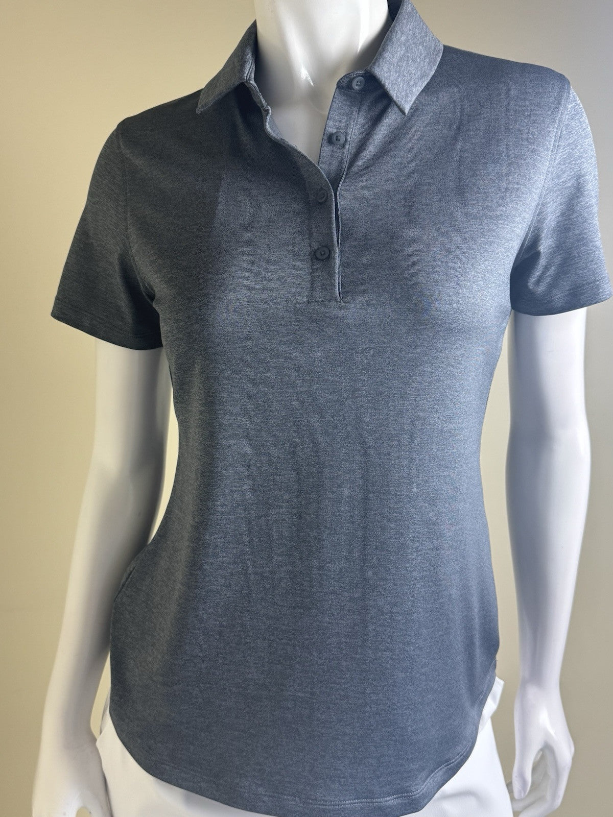 Under Armour Women's Golf Tennis Shirt Sz M.    (B.44)