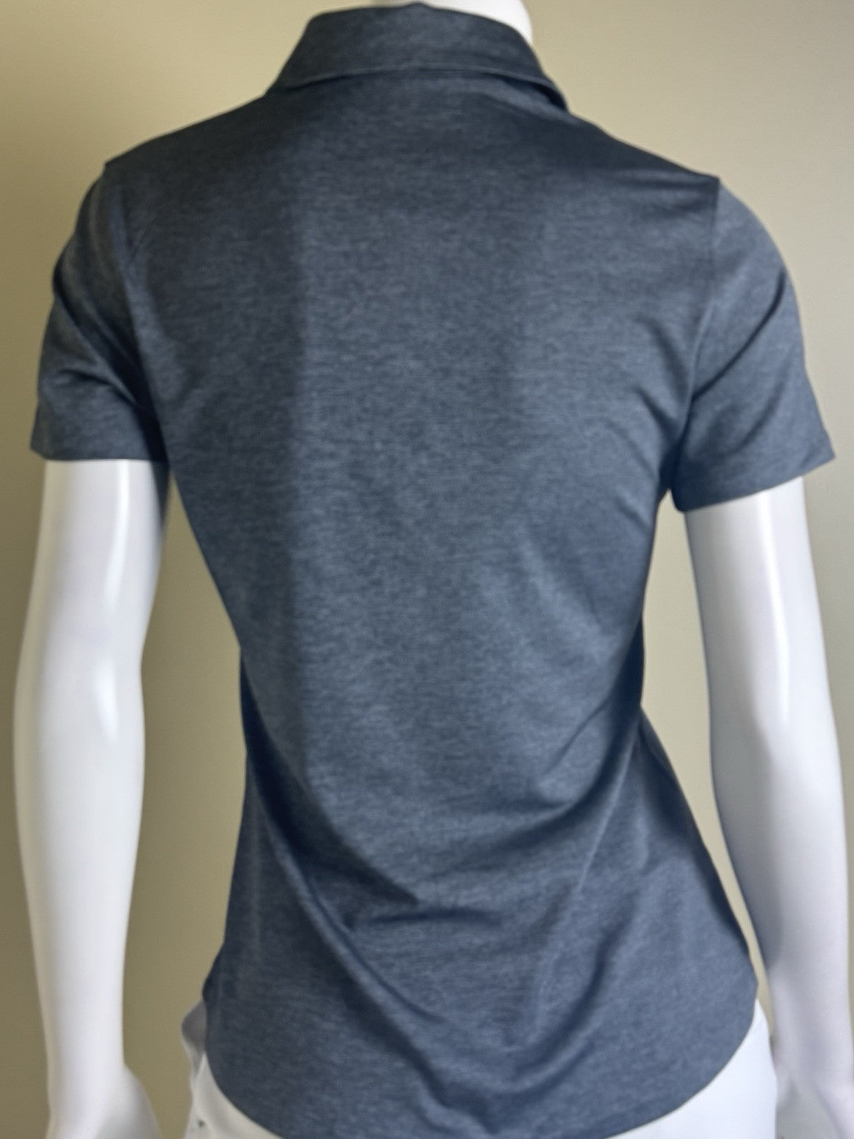 Under Armour Women's Golf Tennis Shirt Sz M.    (B.44)