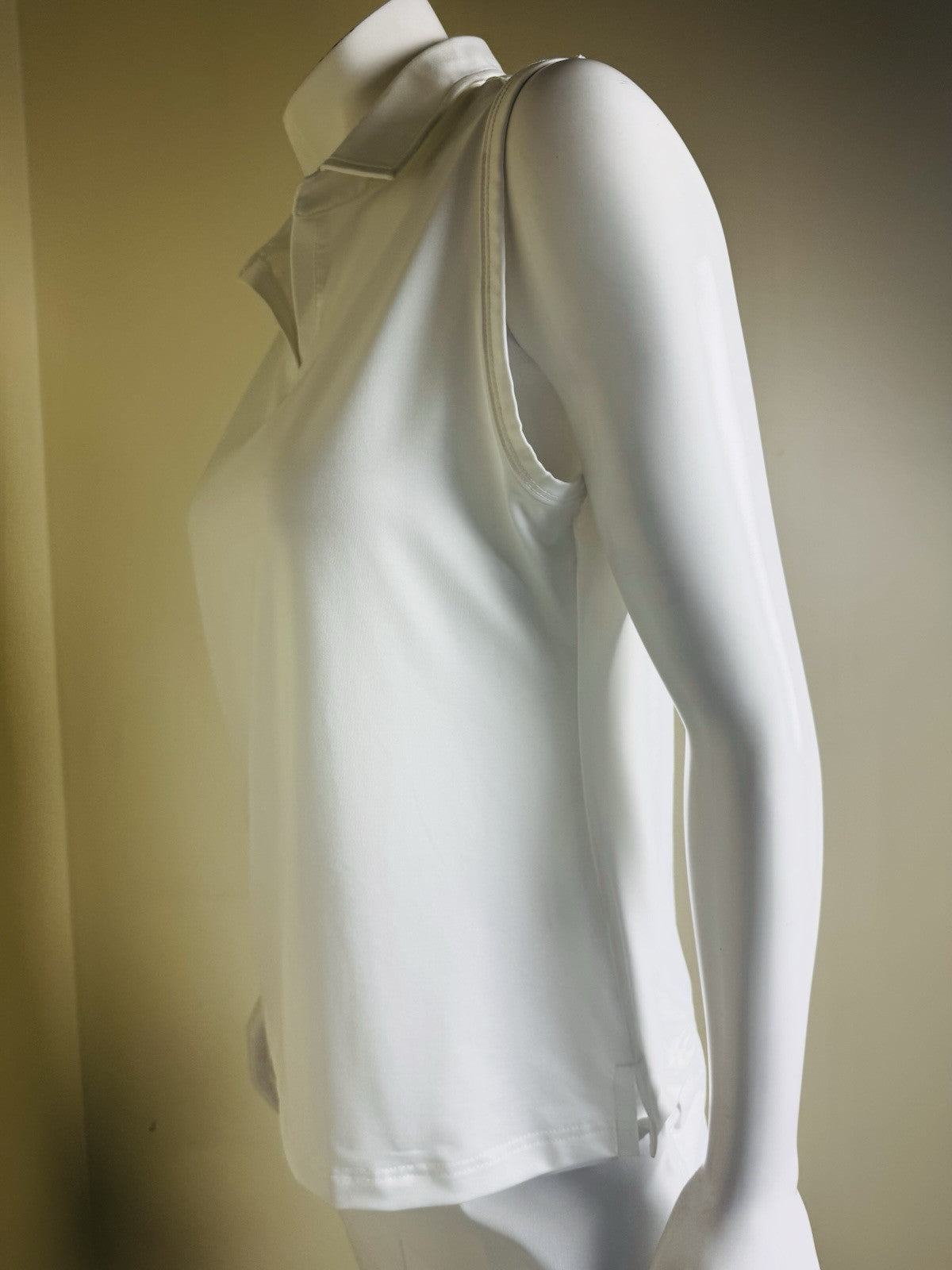 Teleri Athletics Women’s Golf Shirt Sz M.    (B.44)