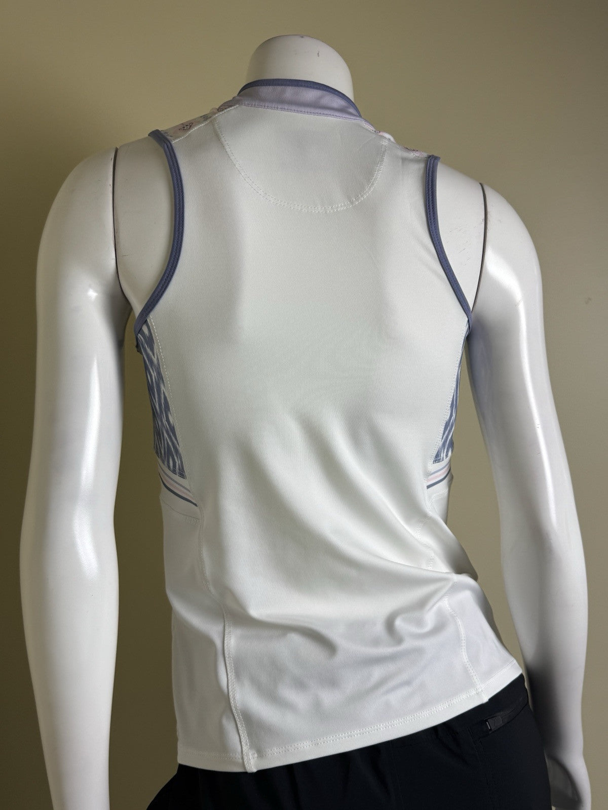 Lucky In Love Women’s Top Sleeveless Tennis Golf Shirt Sz S.     (B.33)