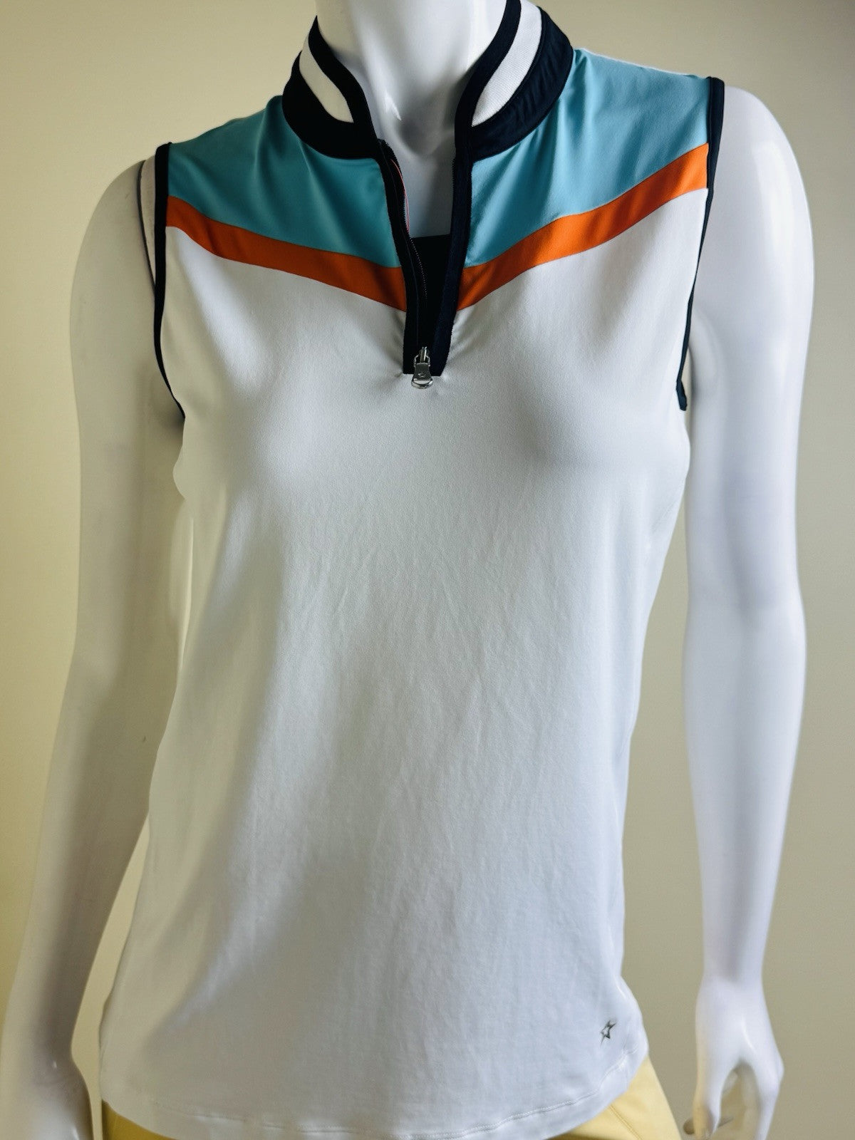 Lohla Sport Women’s Golf Shirt Sleeveless Sz L.       (B.136)