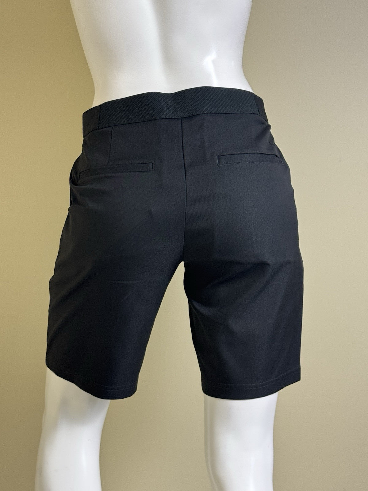 PUMA Women’s Golf Shorts Size S. (B.39)