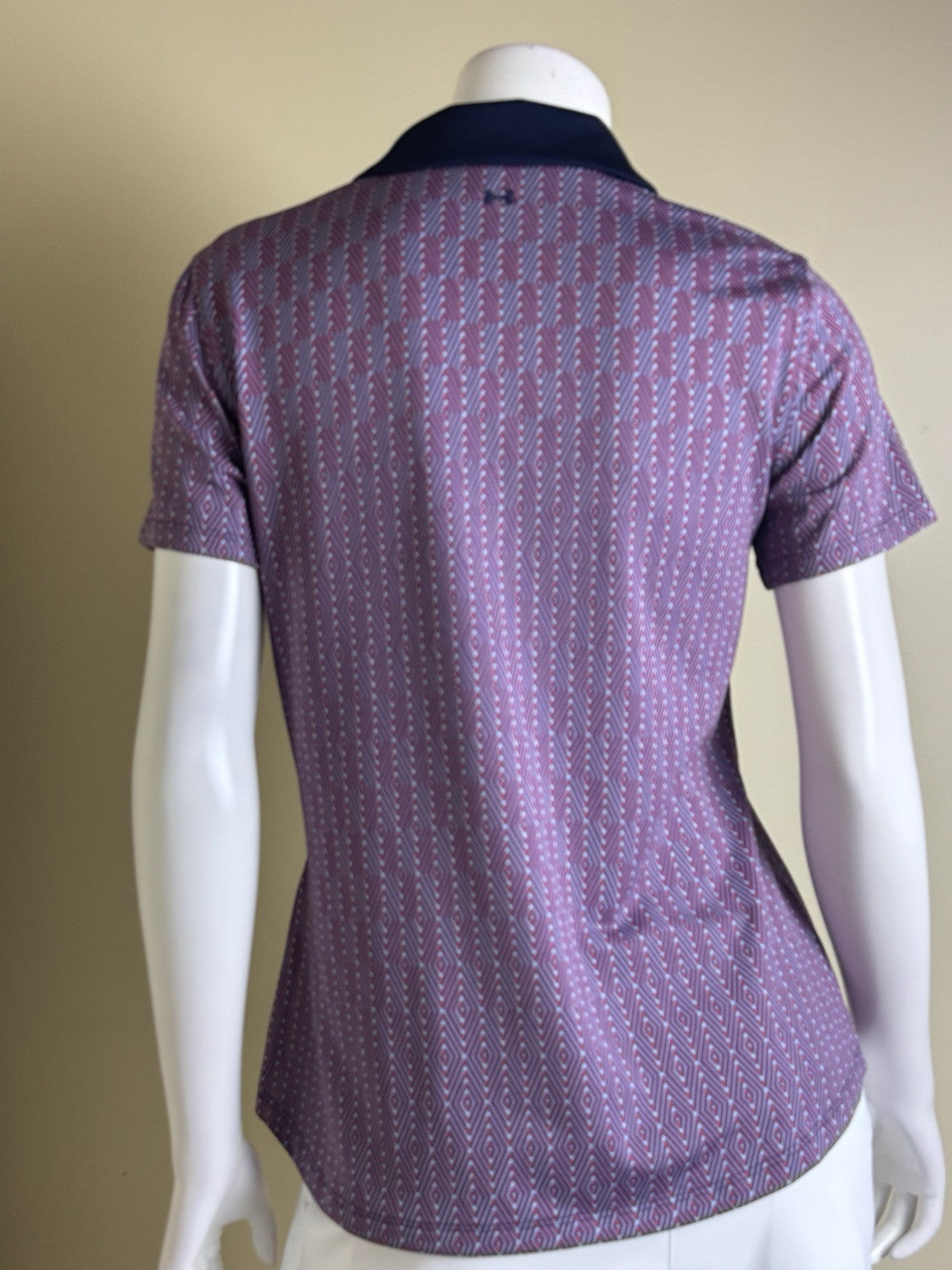 Under Armour Women's Golf Tennis Shirt Sz M.    (B.44)