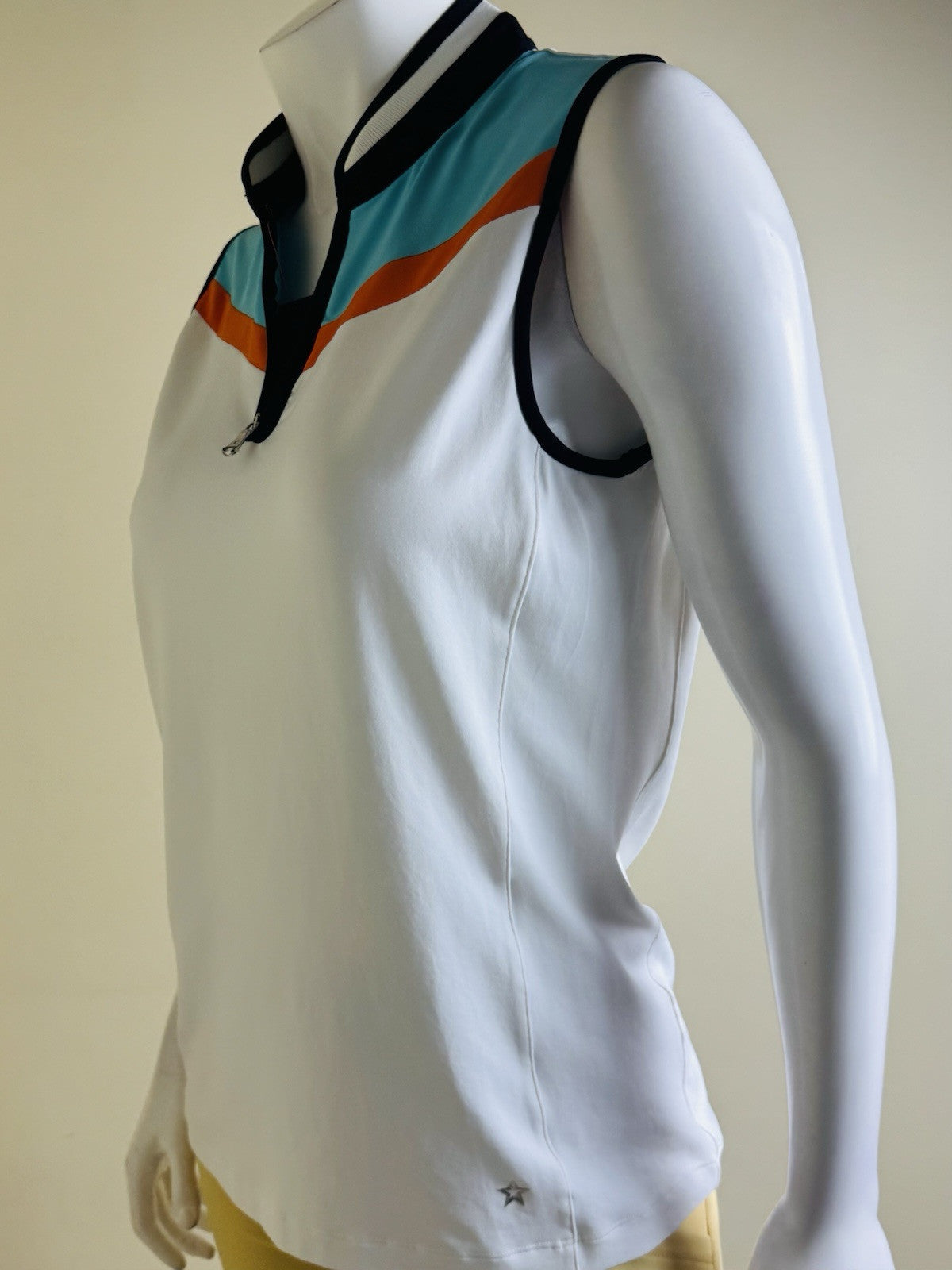 Lohla Sport Women’s Golf Shirt Sleeveless Sz L.       (B.136)