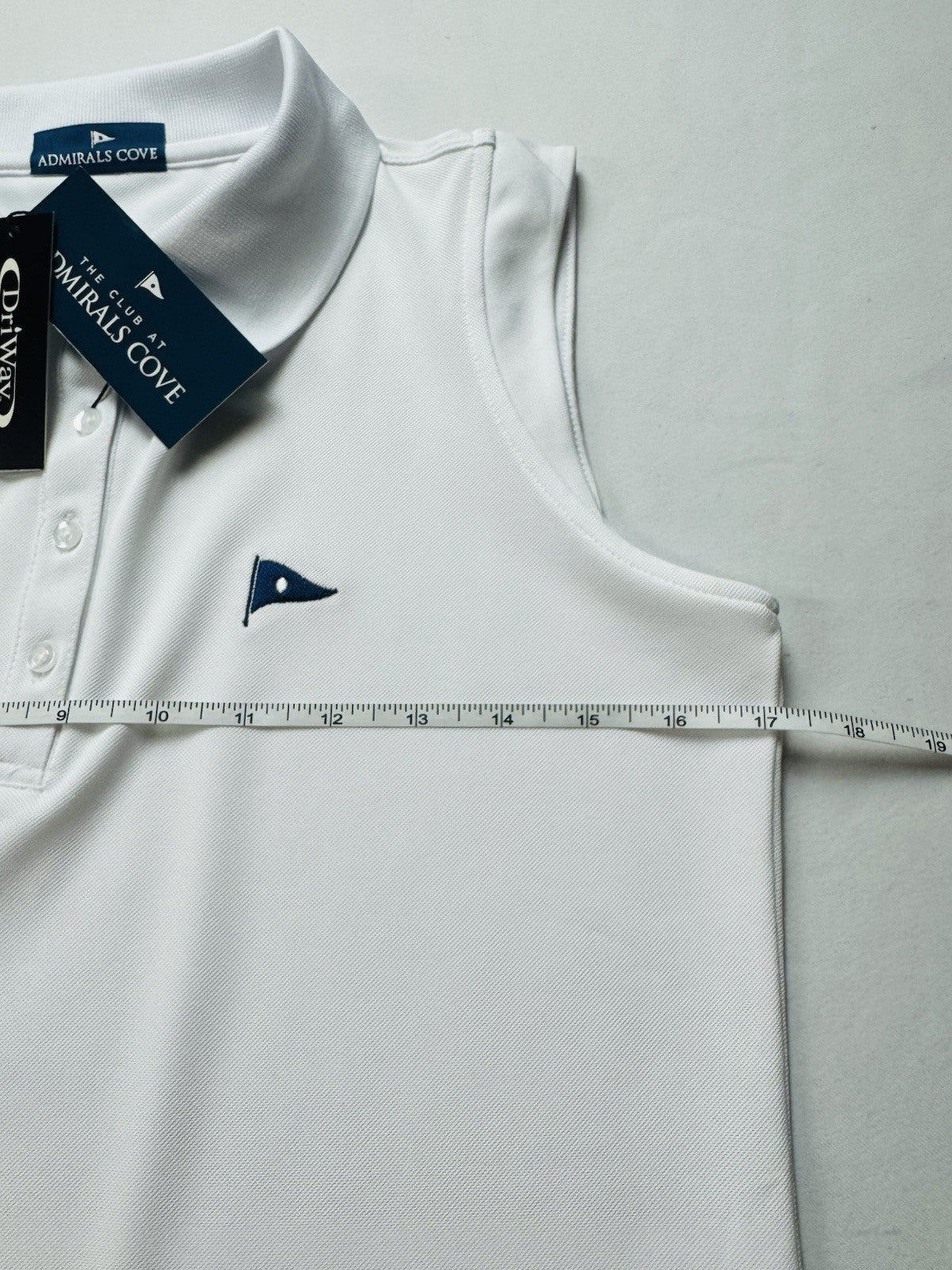 ADMIRALS COVE Women’s Golf White shirt Sz XS         (B.39)