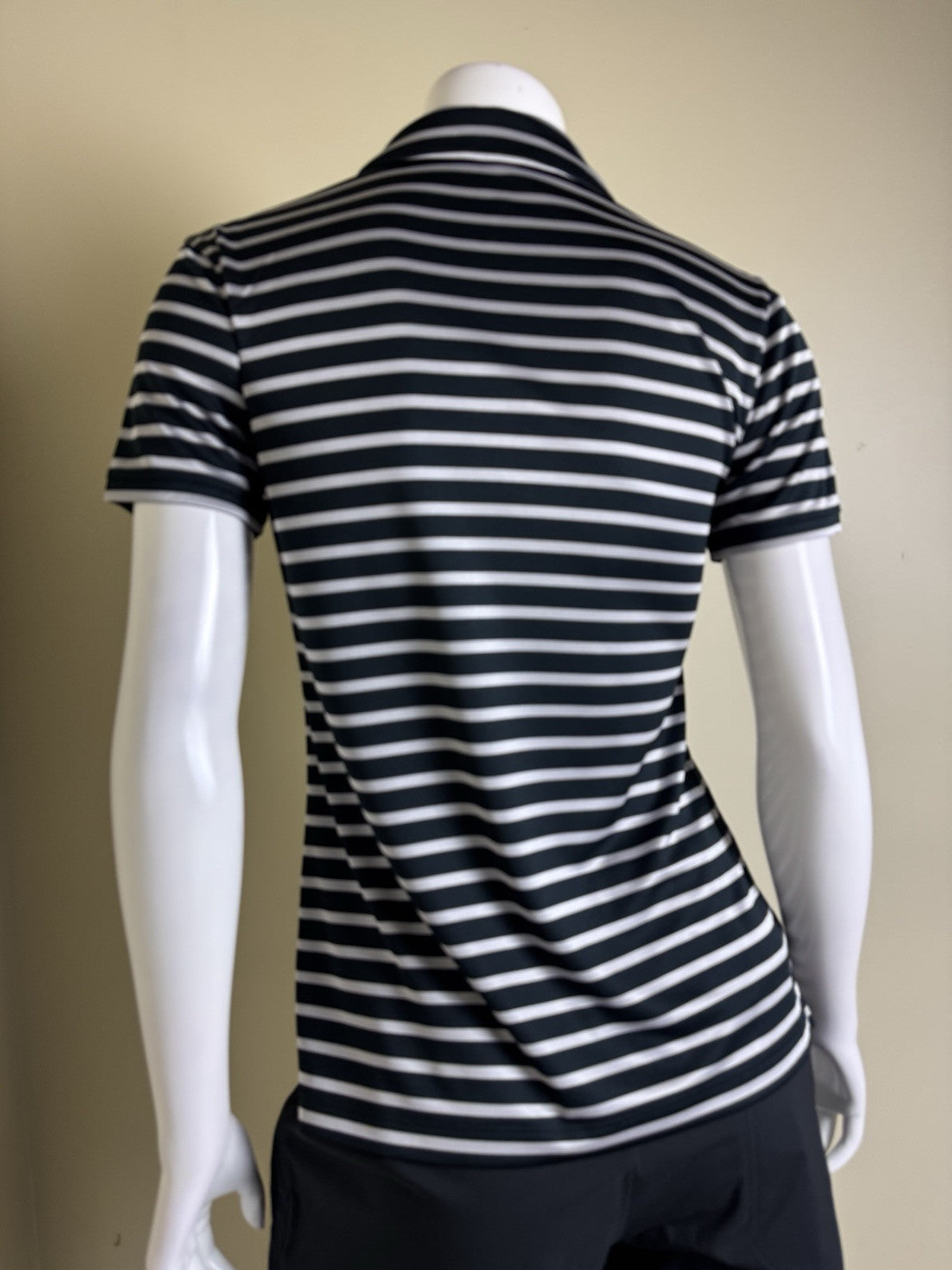 Nike Dri-fit Women’s Golf Shirt Sz S.    (B.33)