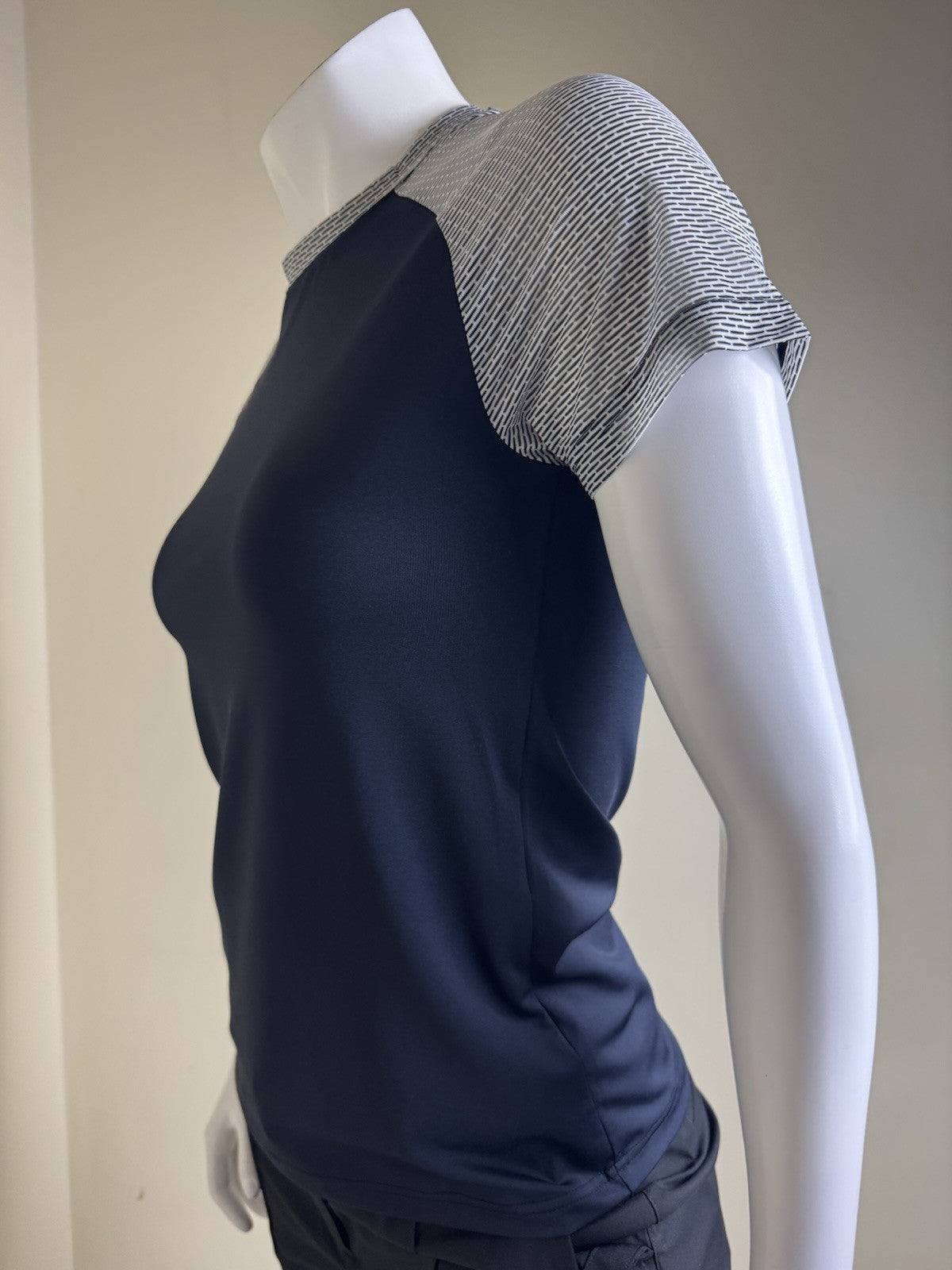 Daily Sports Women’s Golf Shirt Sz XS     (B.148)