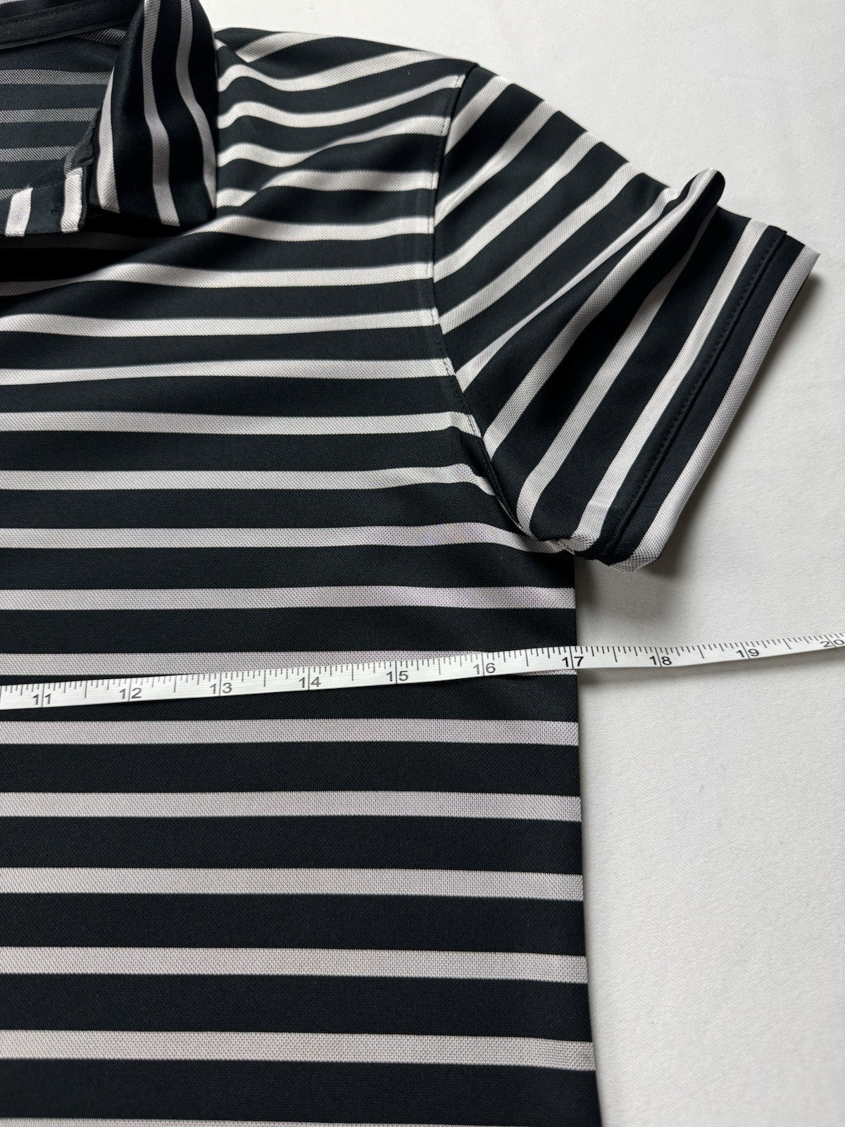 Nike Dri-fit Women’s Golf Shirt Sz S.    (B.33)