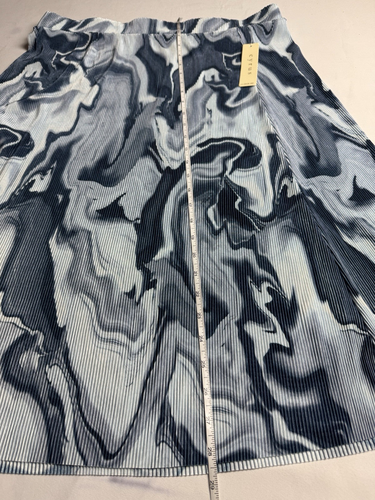 $68 Cyrus Women’s Blue Pleat Midi Skirt Sz L.    (B.82)