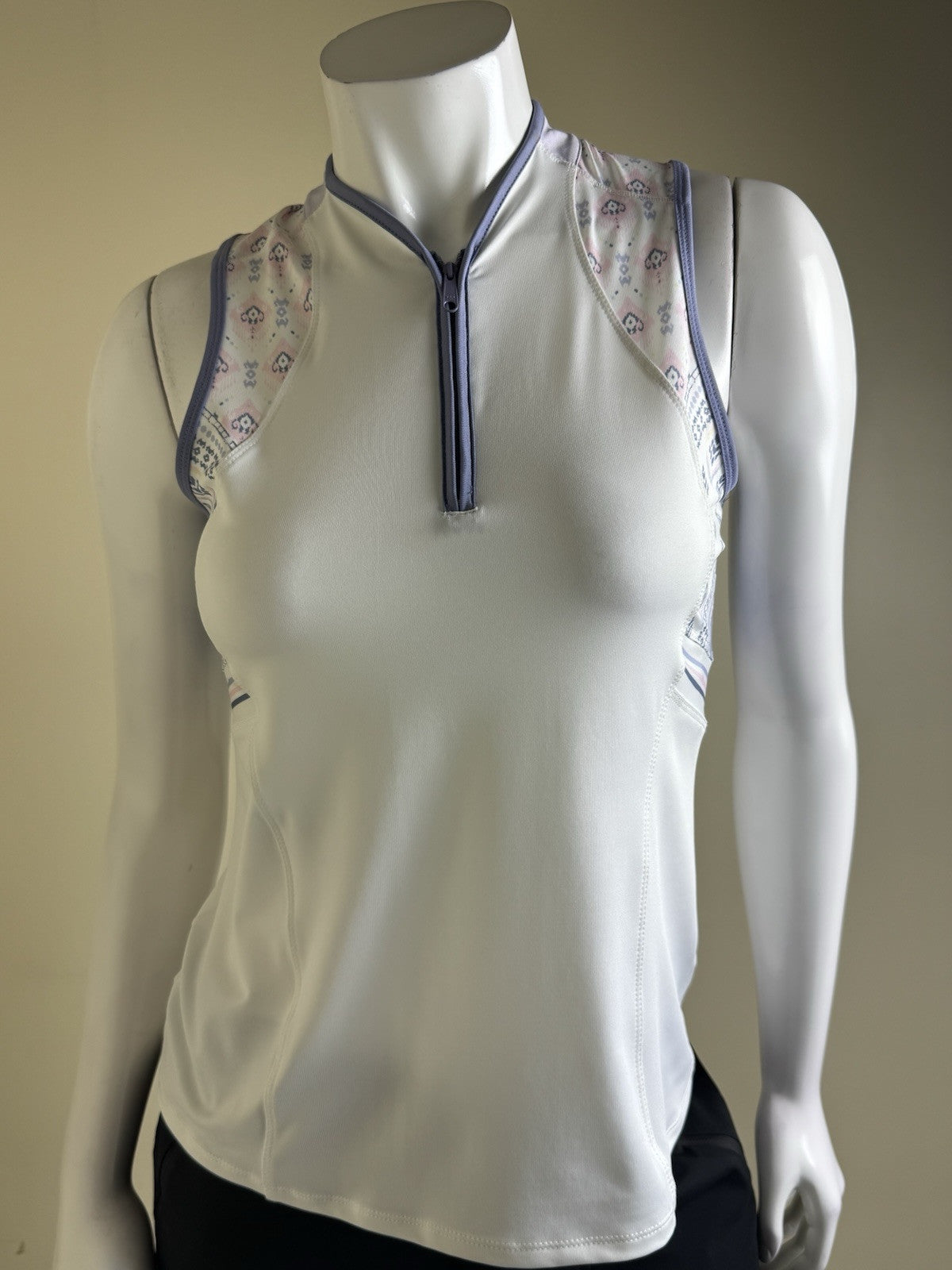 Lucky In Love Women’s Top Sleeveless Tennis Golf Shirt Sz S.     (B.33)
