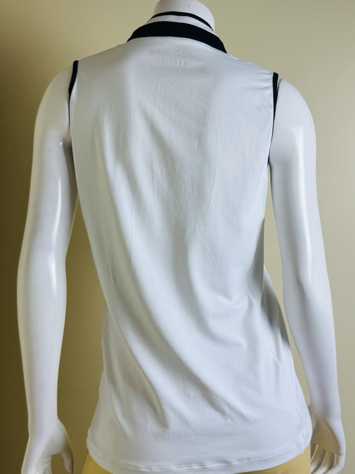 Lohla Sport Women’s Golf Shirt Sleeveless Sz L.       (B.136)