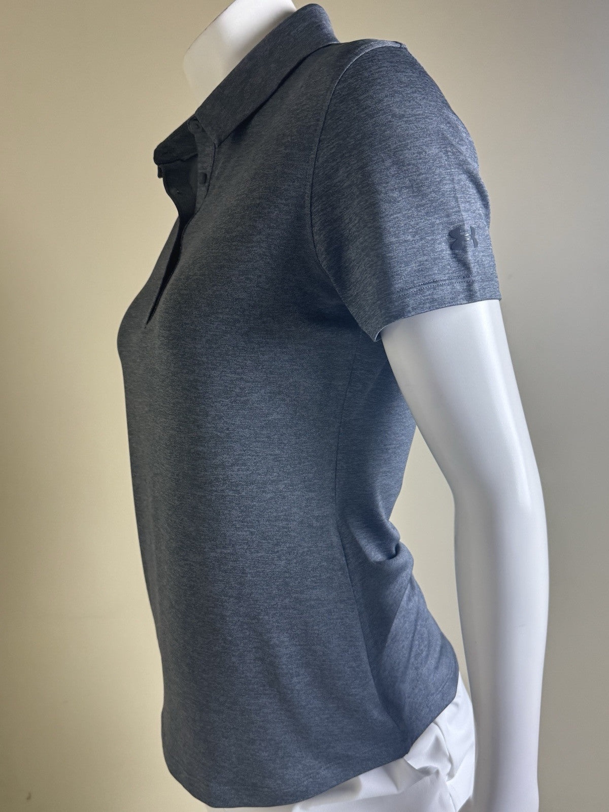 Under Armour Women's Golf Tennis Shirt Sz M.    (B.44)
