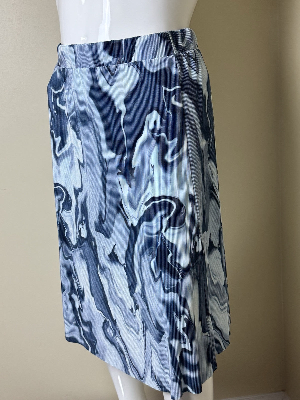 $68 Cyrus Women’s Blue Pleat Midi Skirt Sz L.    (B.82)
