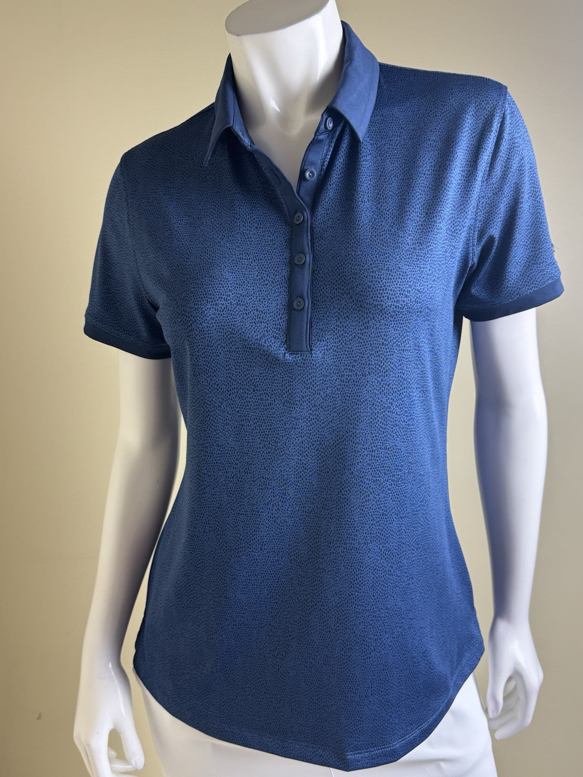 Under Armour Women's Golf Tennis Shirt Sz M.    (B.44)