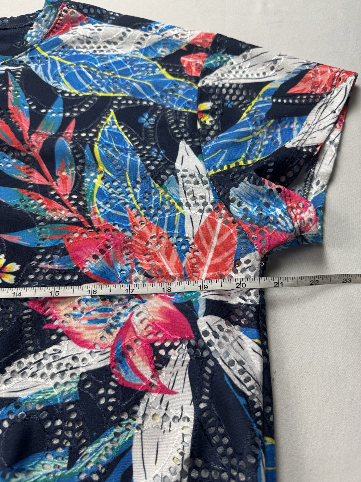 Lucky In Love Women’s Tennis Golf Shirt Sz S.     (B.33)