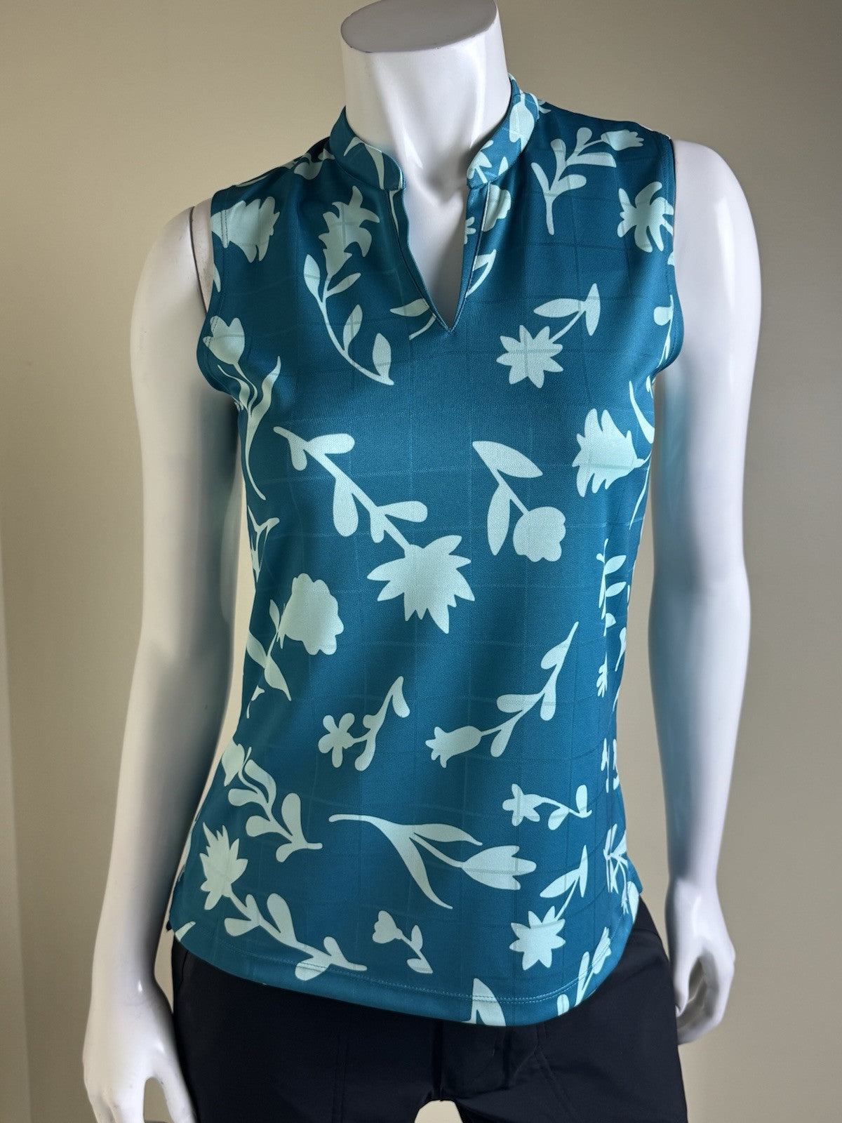 Nike Dri-fit Women’s Golf Shirt Sz S.    (B.33)