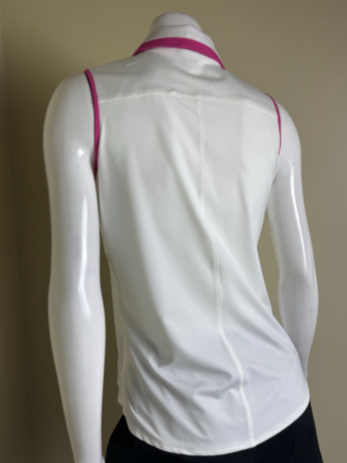 BELYN KEY Women’s Golf Shirt Sz S.    (B.33)