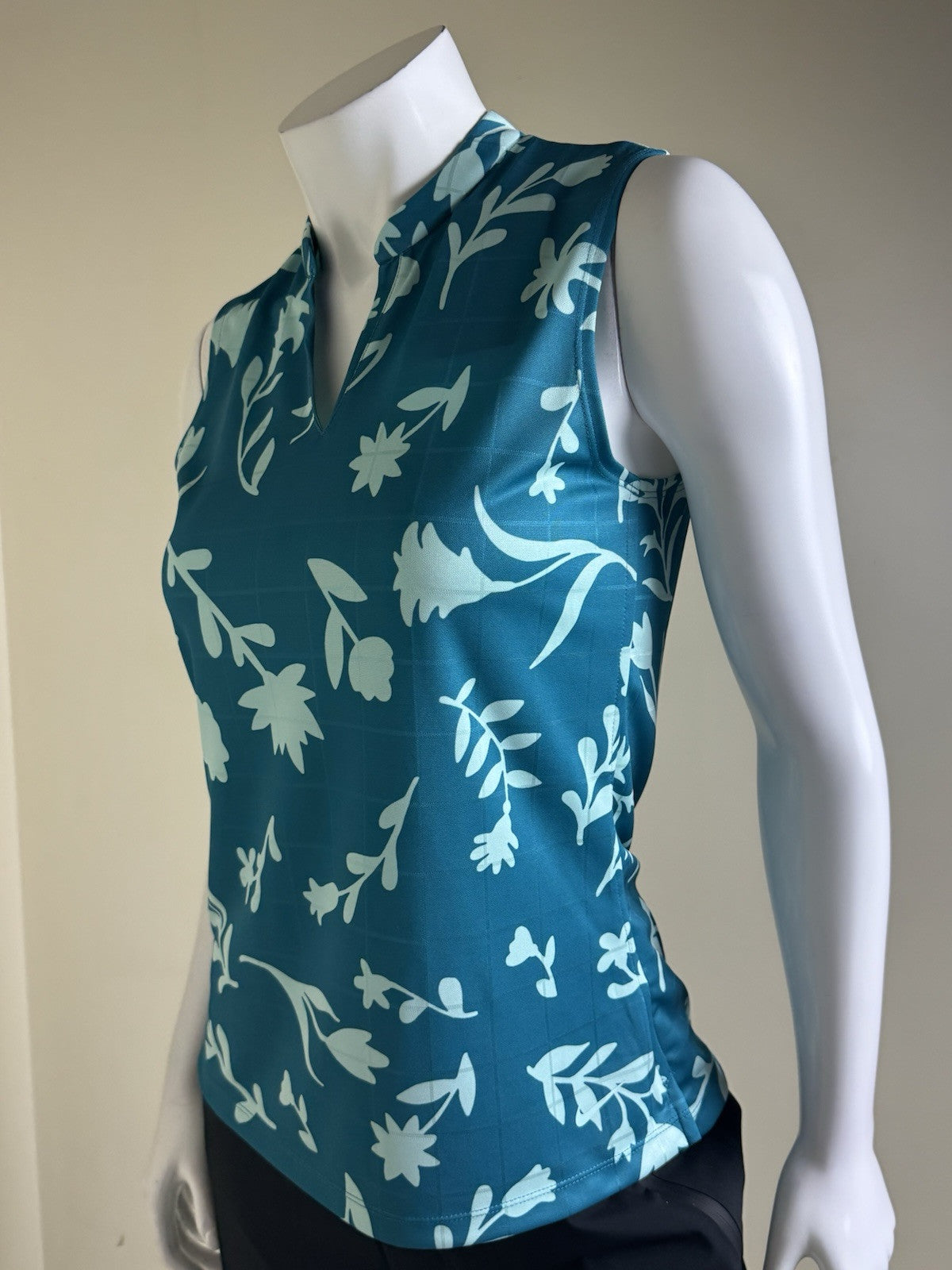 Nike Dri-fit Women’s Golf Shirt Sz S.    (B.33)