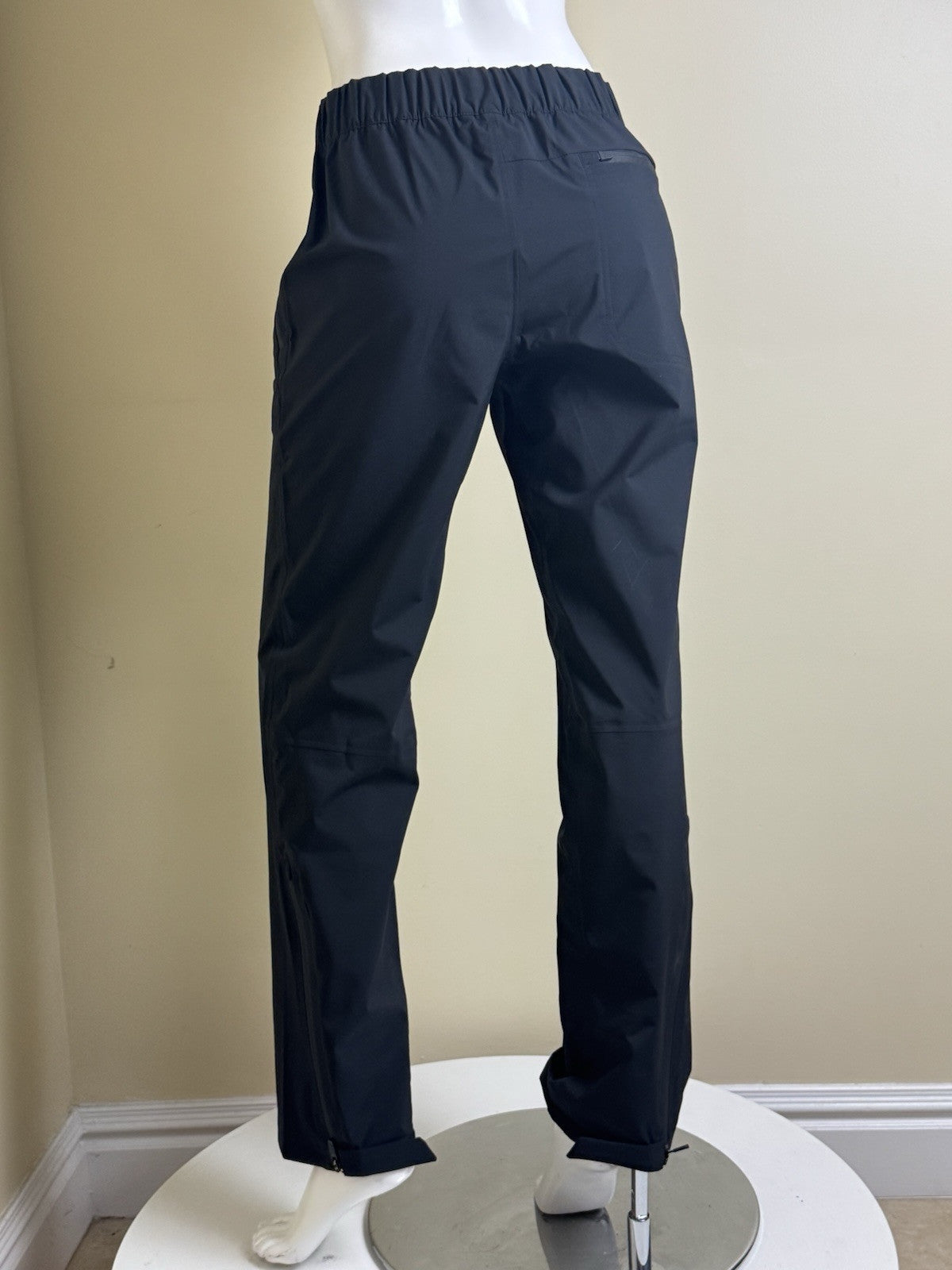 Puma Women’s Golf Pants Sz S.   (B.43)