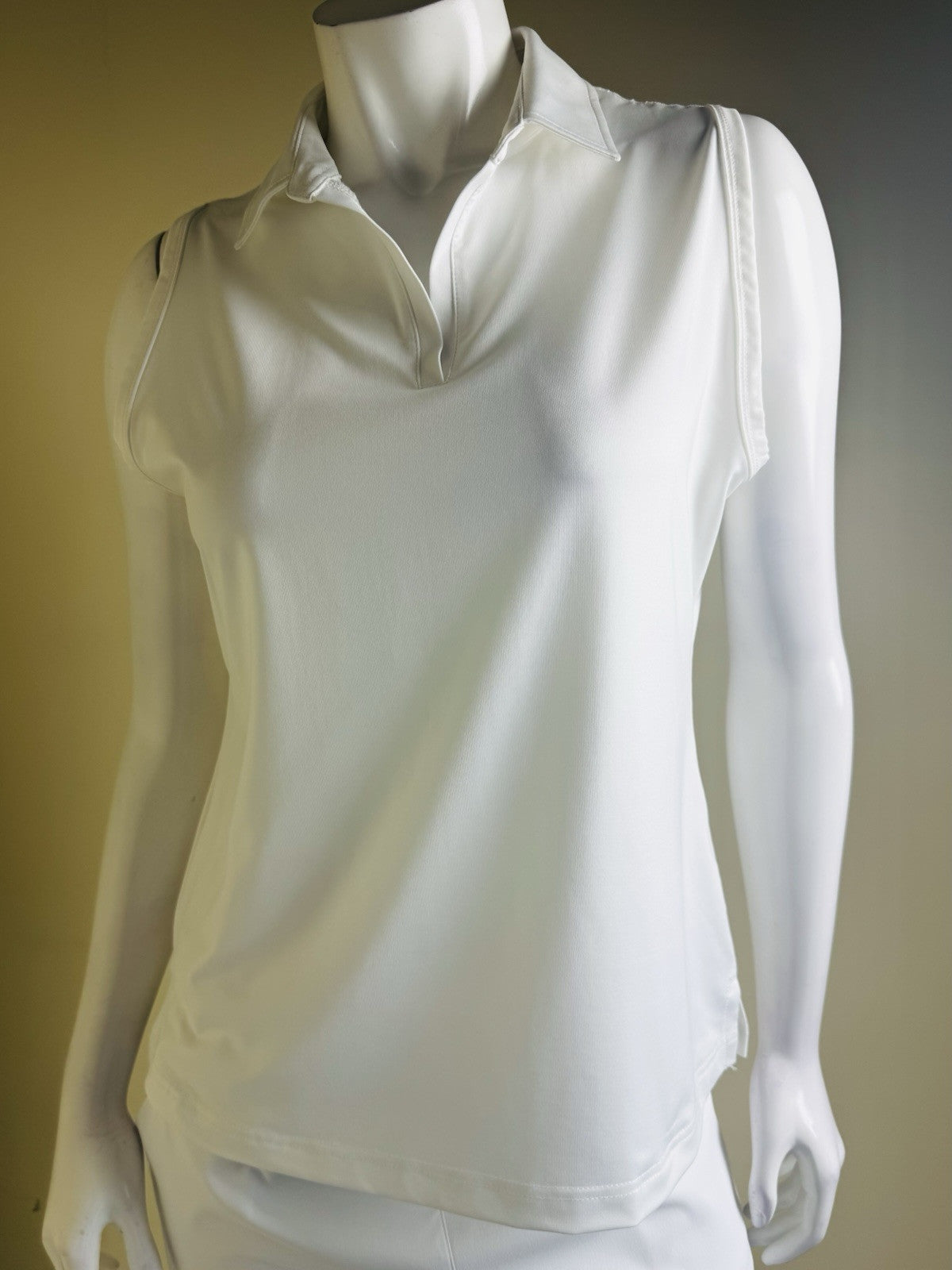 Teleri Athletics Women’s Golf Shirt Sz M.    (B.44)