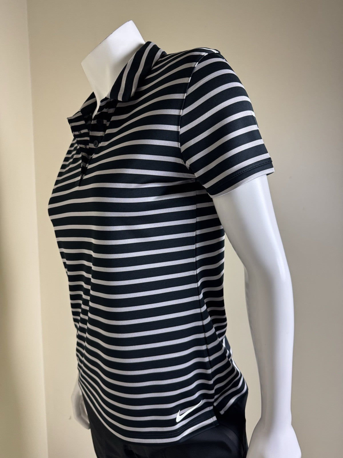 Nike Dri-fit Women’s Golf Shirt Sz S.    (B.33)