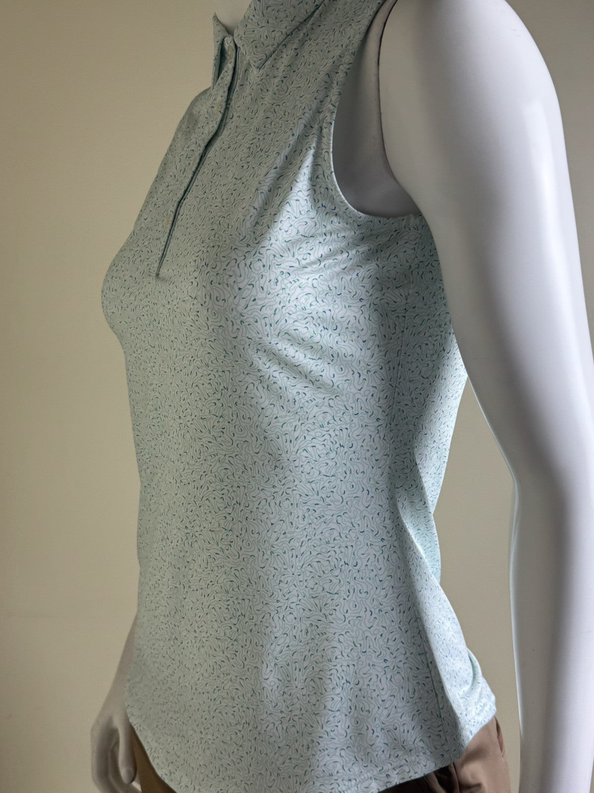 2 PUTT Women’s Golf Shirt Sz M.    (B.43)