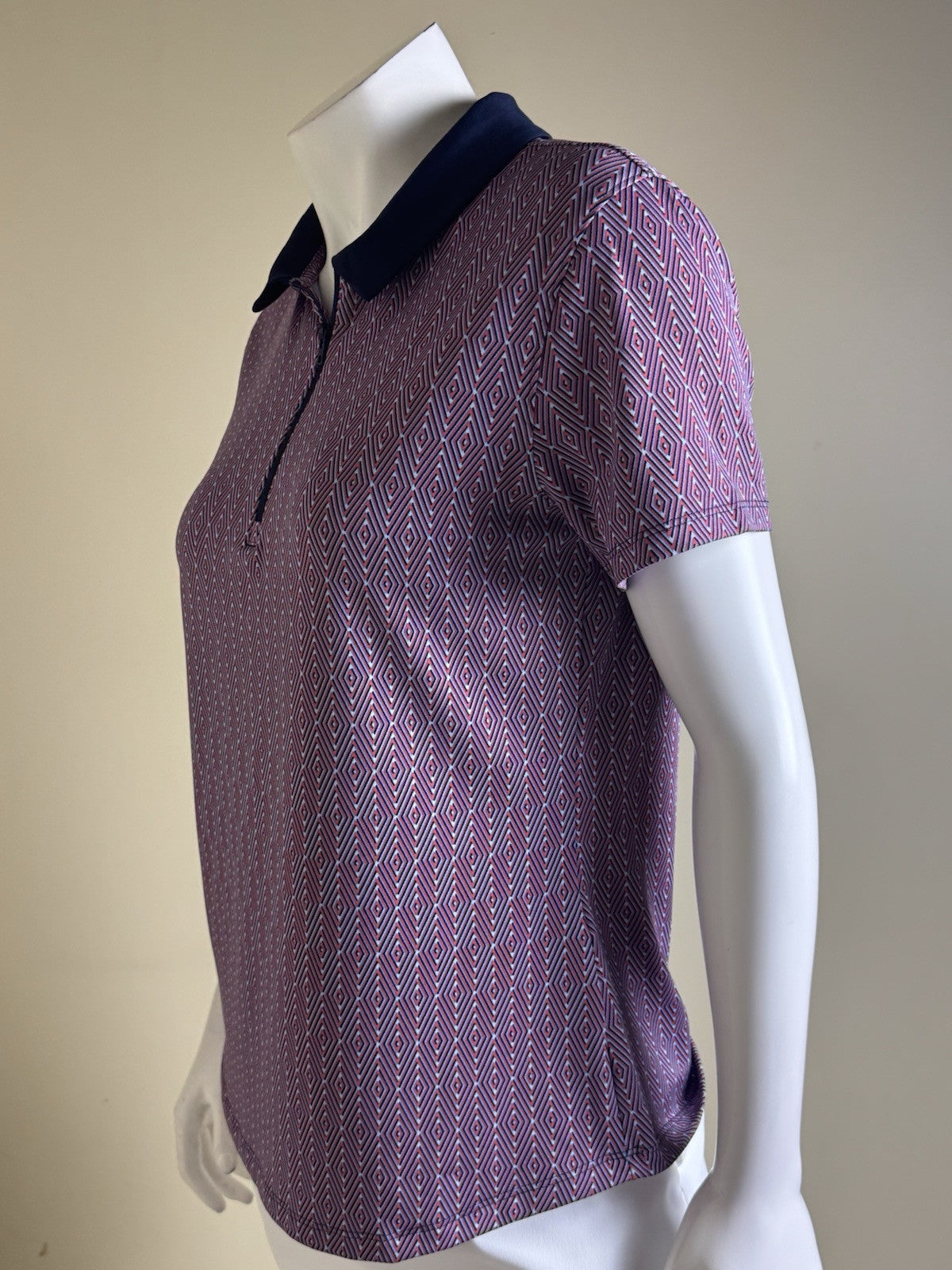 Under Armour Women's Golf Tennis Shirt Sz M.    (B.44)