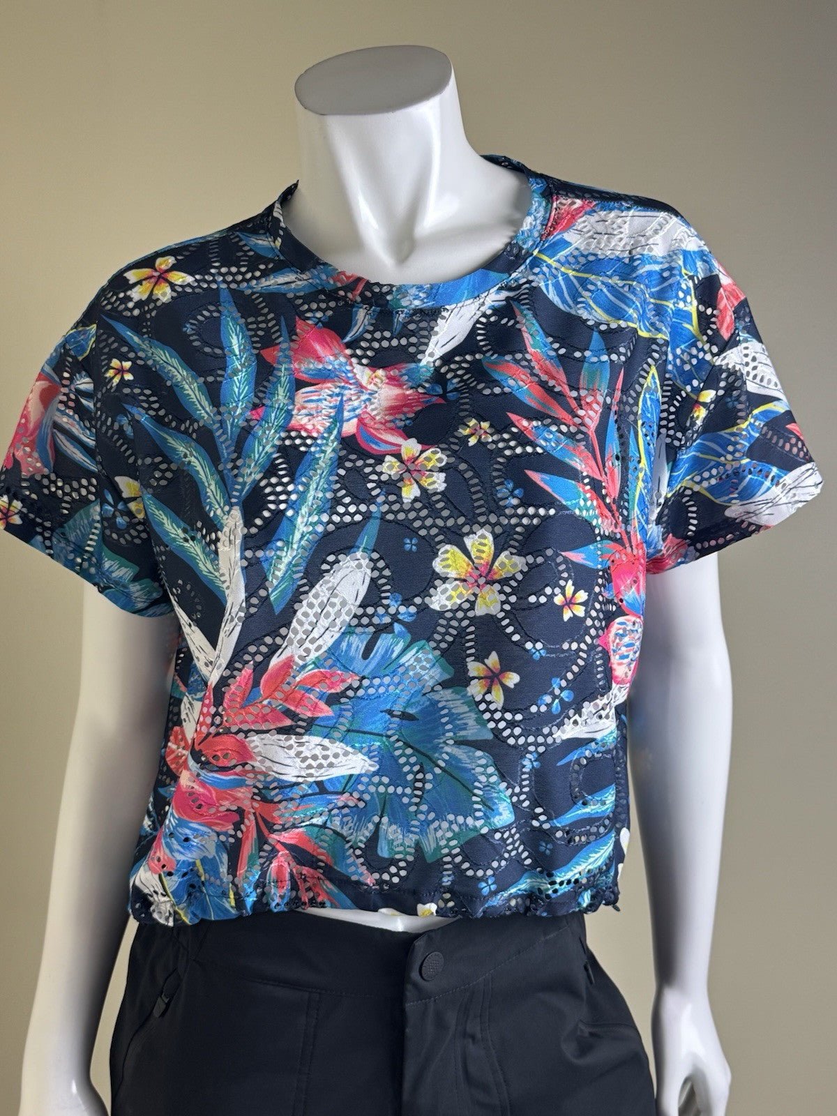 Lucky In Love Women’s Tennis Golf Shirt Sz S.     (B.33)