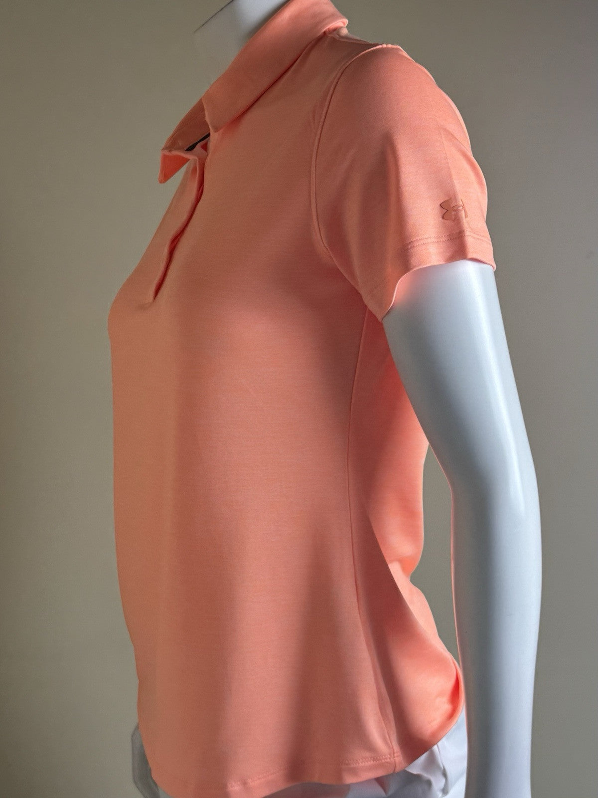 Under Armour Women's Golf Tennis Shirt Sz M.    (B.44)