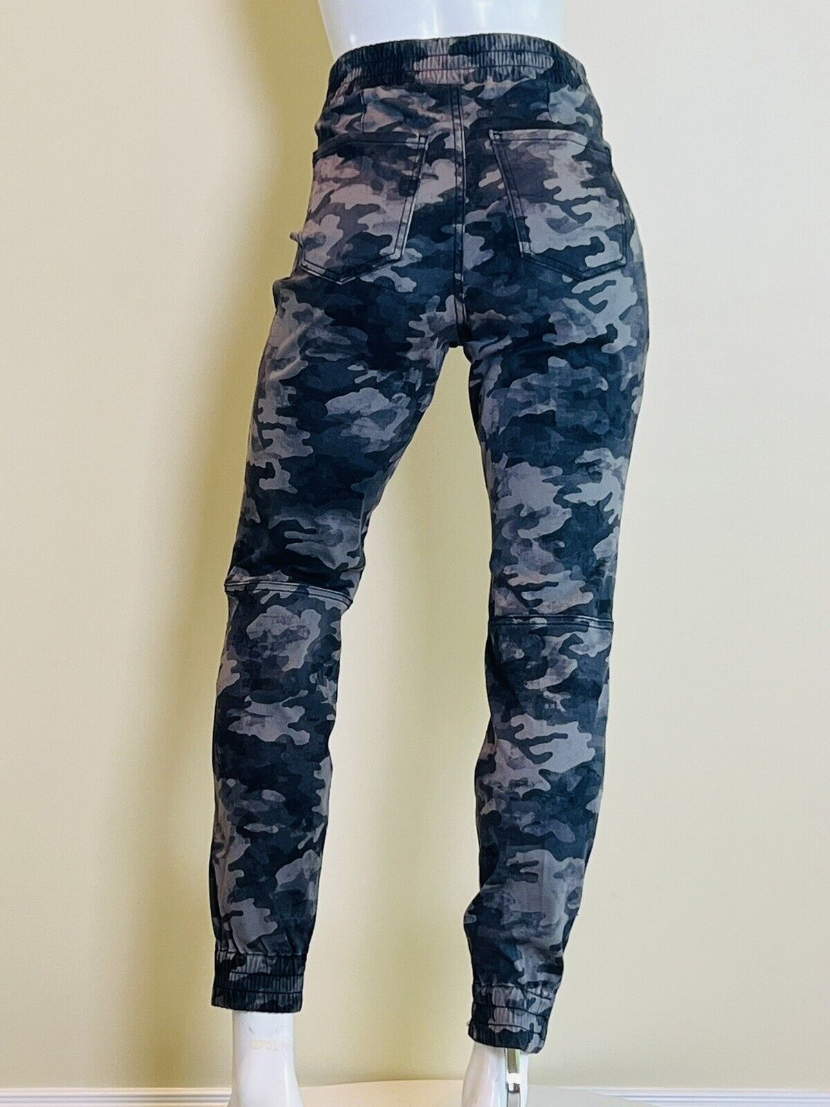 Spanx Women’s Twill Jogger Pants Olive Black Camo Print Size S $128 Retail (2)