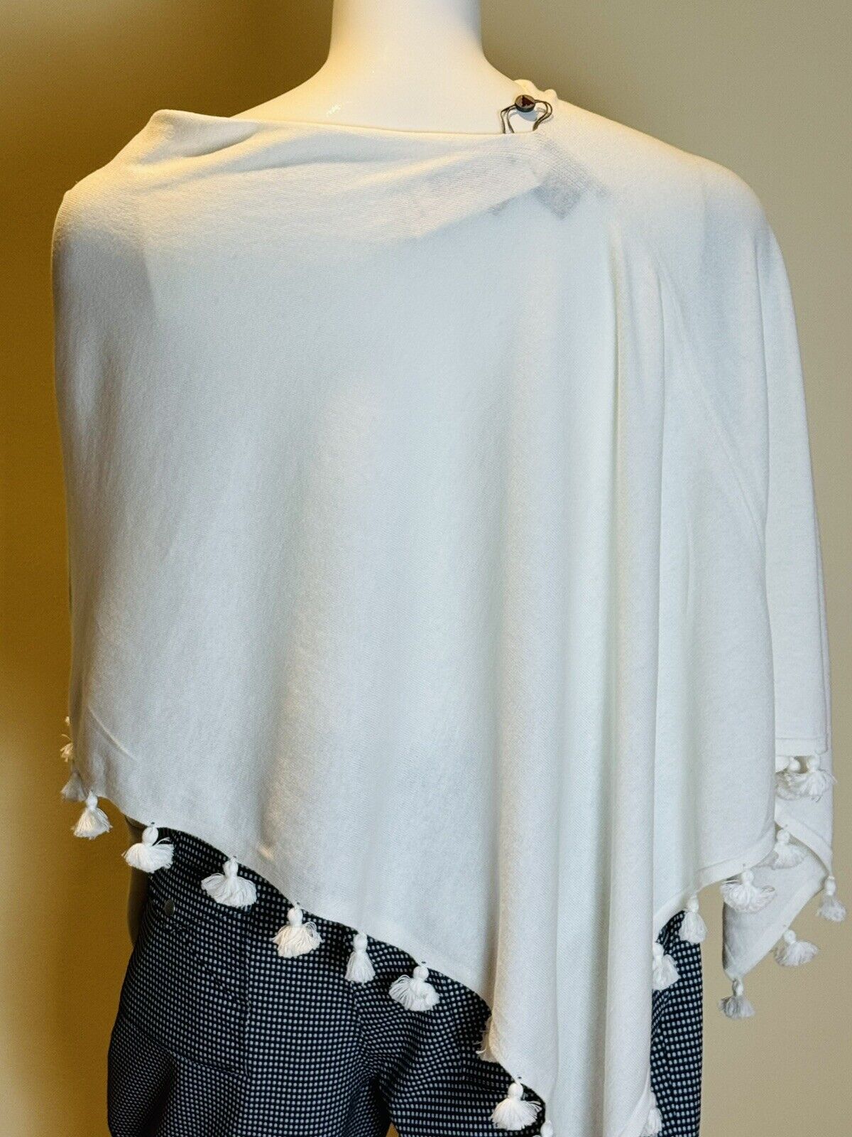 Alasha Cashmere Women's Poncho White Tassel Topper One Size