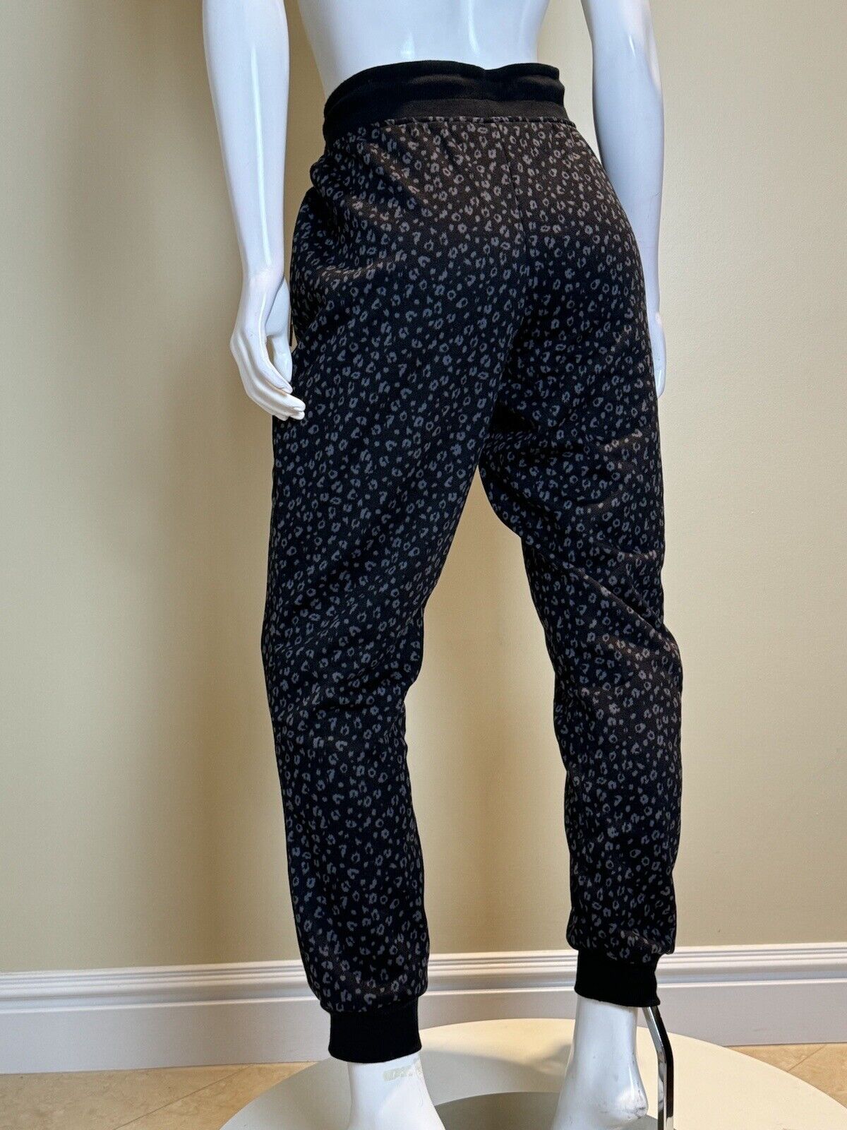 Bebe Women’s Sport Joggers Leopard Pattern Black Gray Sz L. (77)