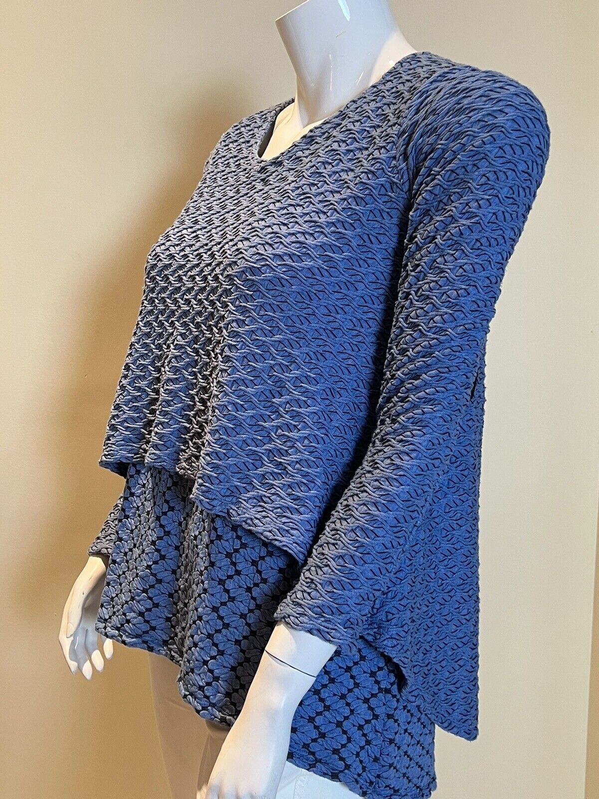 UBU I’ll be me Women’s Blue Blouse Sweater Sz L Top (11)