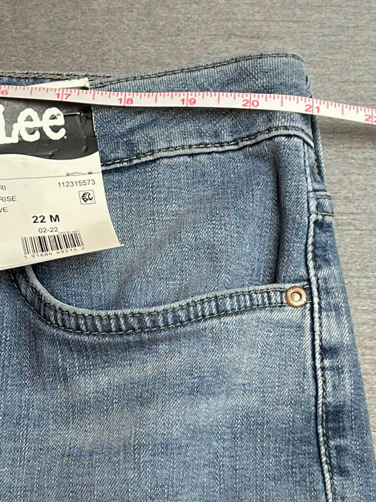 LEE Women’s Size 22 M Blue Denim Mid Rise Capri Jeans NWT