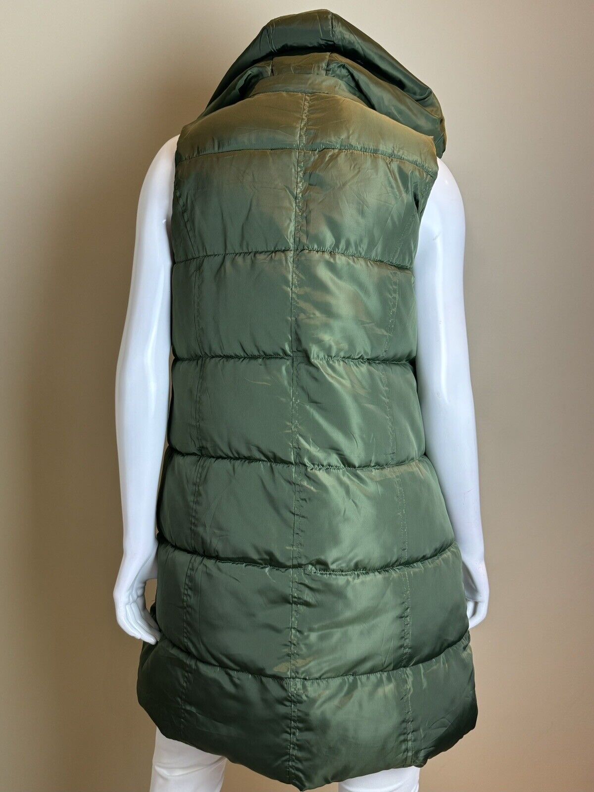 Fiona Jolin Women’s Puffer Vest Green Sz M.   (60)