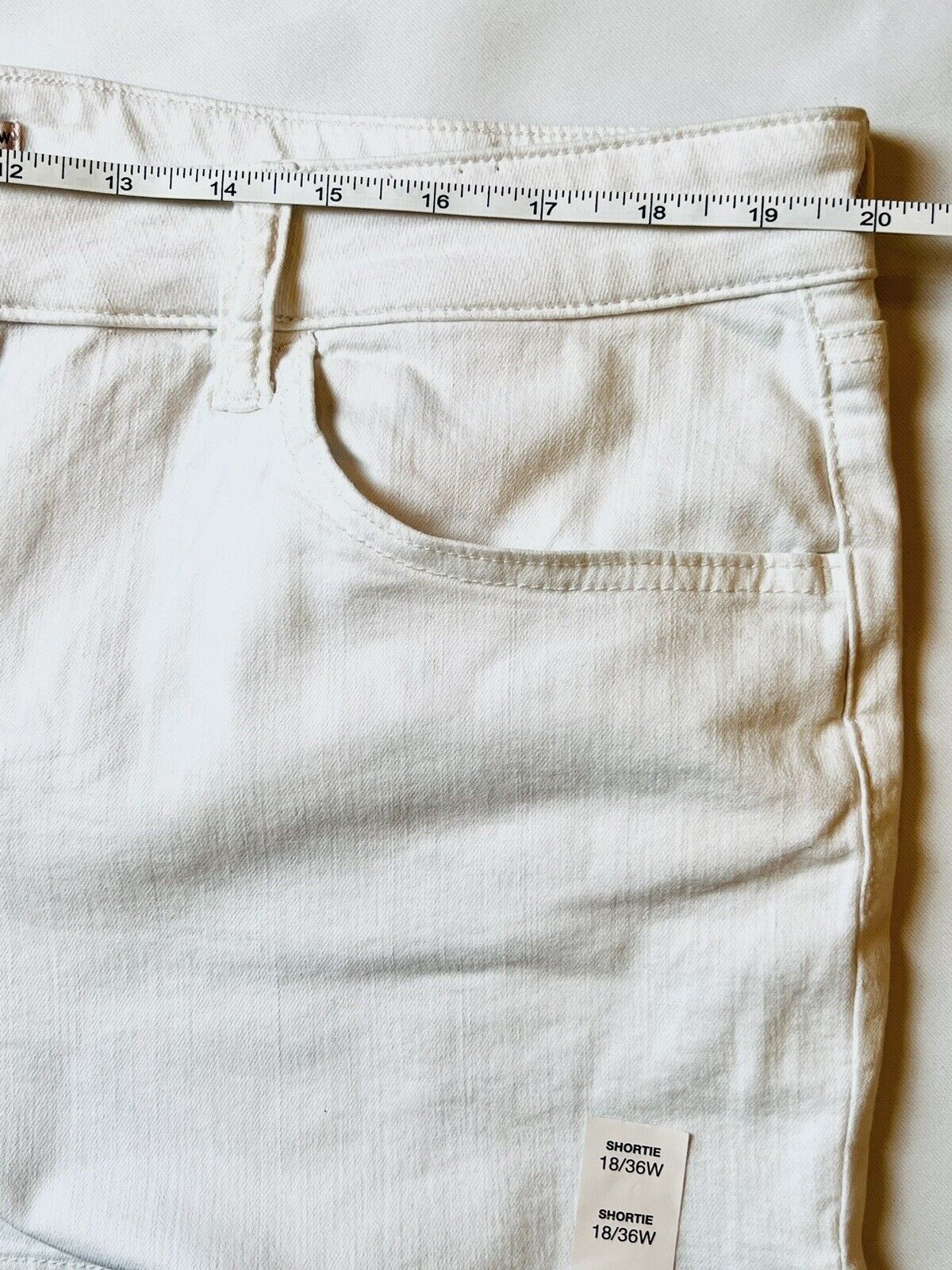 SO GOOD FOR LIFE Women's White Shorts Sz 18 (9)